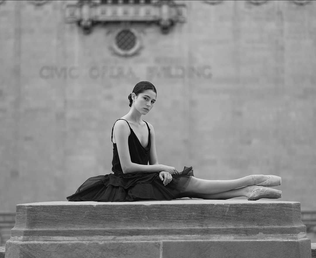 ballerina projectのインスタグラム：「𝐁𝐚𝐬𝐢𝐚 𝐑𝐡𝐨𝐝𝐞𝐧 at the Civic Opera House in Chicago.   @basia.rhoden #basiarhoden #ballerinaproject #ballerina #ballet #chicago   Ballerina Project 𝗹𝗮𝗿𝗴𝗲 𝗳𝗼𝗿𝗺𝗮𝘁 𝗹𝗶𝗺𝗶𝘁𝗲𝗱 𝗲𝗱𝘁𝗶𝗼𝗻 𝗽𝗿𝗶𝗻𝘁𝘀 and 𝗜𝗻𝘀𝘁𝗮𝘅 𝗰𝗼𝗹𝗹𝗲𝗰𝘁𝗶𝗼𝗻𝘀 on sale in our Etsy store. Link is located in our bio.  𝙎𝙪𝙗𝙨𝙘𝙧𝙞𝙗𝙚 to the 𝐁𝐚𝐥𝐥𝐞𝐫𝐢𝐧𝐚 𝐏𝐫𝐨𝐣𝐞𝐜𝐭 on Instagram to have access to exclusive and never seen before content. 🩰」