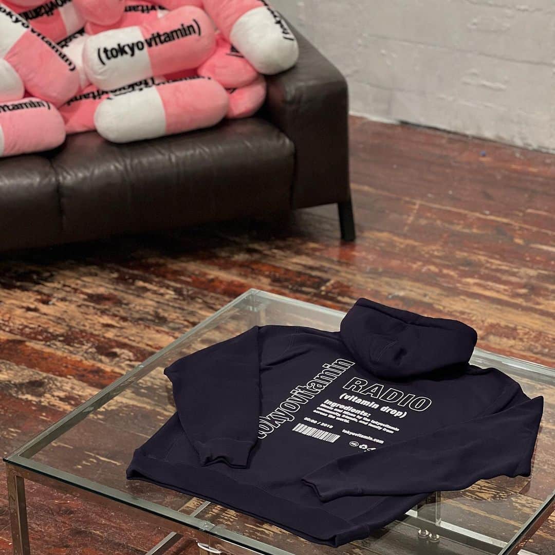 BEAMS Tさんのインスタグラム写真 - (BEAMS TInstagram)「… tokyovitamin  POP UP SHOP at BEAMS T HARAJUKU 9.22(fri) - 10.1(sun)  国内を中心に海外でも様々な形でアーティストとプロジェクトを取り組んでいるレーベル〈tokyovitamin〉とのPOP UP SHOPを9月22日（金）より「ビームスT 原宿」にて開催します。 今回のPOP UP SHOPでは、ここ最近〈tokyovitamin〉のアイテムでは使用していないレアなオリジナルロゴを落とし込み〈BEAMS T〉の別注で製作しました。ファン垂涎のアイテムは、フーディー、クルーネックスウェット、Tシャツ、クッションがラインナップ。 また、POP UP SHOPの初日には19:00よりブランドに所縁のあるアーティスト〈Gliiico〉によるライブ、〈tokyovitamin〉のメンバーによるDJのイベントを開催します。是非お楽しみに。  Reception Party 9.22(fri) 19:00～22:00 LIVE：@gliiicogliiico DJ：@tokyovitamin  #tokyovitamin #beams #beamst @tokyovitamin @beams_official @beams_t」9月21日 22時16分 - beams_t