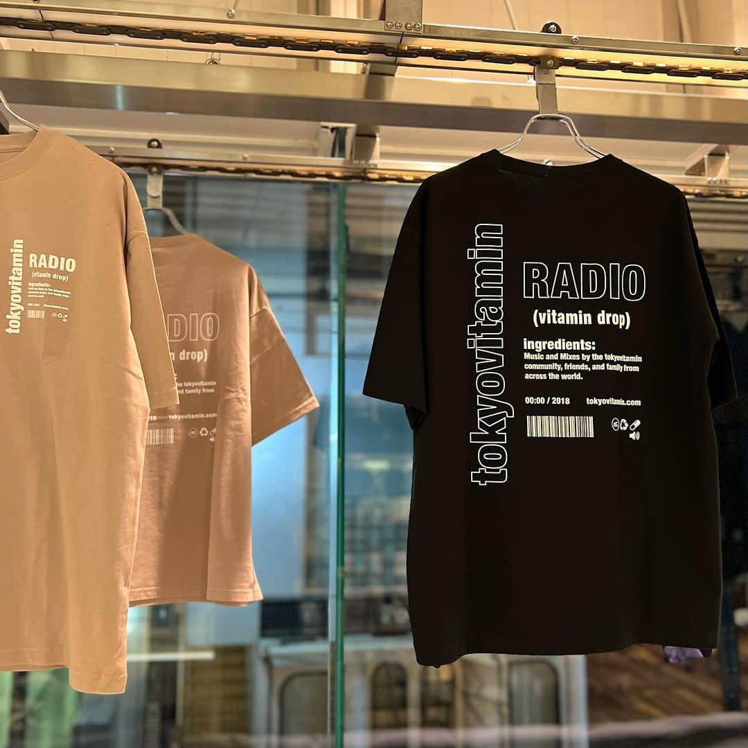 BEAMS Tさんのインスタグラム写真 - (BEAMS TInstagram)「… tokyovitamin  POP UP SHOP at BEAMS T HARAJUKU 9.22(fri) - 10.1(sun)  国内を中心に海外でも様々な形でアーティストとプロジェクトを取り組んでいるレーベル〈tokyovitamin〉とのPOP UP SHOPを9月22日（金）より「ビームスT 原宿」にて開催します。 今回のPOP UP SHOPでは、ここ最近〈tokyovitamin〉のアイテムでは使用していないレアなオリジナルロゴを落とし込み〈BEAMS T〉の別注で製作しました。ファン垂涎のアイテムは、フーディー、クルーネックスウェット、Tシャツ、クッションがラインナップ。 また、POP UP SHOPの初日には19:00よりブランドに所縁のあるアーティスト〈Gliiico〉によるライブ、〈tokyovitamin〉のメンバーによるDJのイベントを開催します。是非お楽しみに。  Reception Party 9.22(fri) 19:00～22:00 LIVE：@gliiicogliiico DJ：@tokyovitamin  #tokyovitamin #beams #beamst @tokyovitamin @beams_official @beams_t」9月21日 22時16分 - beams_t