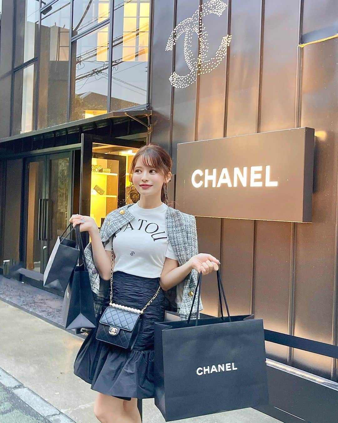 小沼瑞季さんのインスタグラム写真 - (小沼瑞季Instagram)「CHANELの新コレクションが始まった🎠 ⁡ 期間限定で移転した表参道店でお買い物🪞 ⁡ 今回のピンクがつぼすぎて可愛すぎて...💓 めちゃくちゃびびっときたバッグを 買ってしまったのでまた載せます🩰  tops,skirt #patou jacket #frayid bag,shoes #chanel  ⁡ ⁡ #chanel #chanelbag #シャネル #シャネル表参道 #シャネルバッグ #バツアートギャラリー #表参道 #明治神宮前 #みいきコーデ」9月21日 22時17分 - mizukikonuma