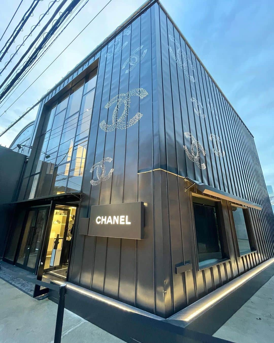 小沼瑞季さんのインスタグラム写真 - (小沼瑞季Instagram)「CHANELの新コレクションが始まった🎠 ⁡ 期間限定で移転した表参道店でお買い物🪞 ⁡ 今回のピンクがつぼすぎて可愛すぎて...💓 めちゃくちゃびびっときたバッグを 買ってしまったのでまた載せます🩰  tops,skirt #patou jacket #frayid bag,shoes #chanel  ⁡ ⁡ #chanel #chanelbag #シャネル #シャネル表参道 #シャネルバッグ #バツアートギャラリー #表参道 #明治神宮前 #みいきコーデ」9月21日 22時17分 - mizukikonuma