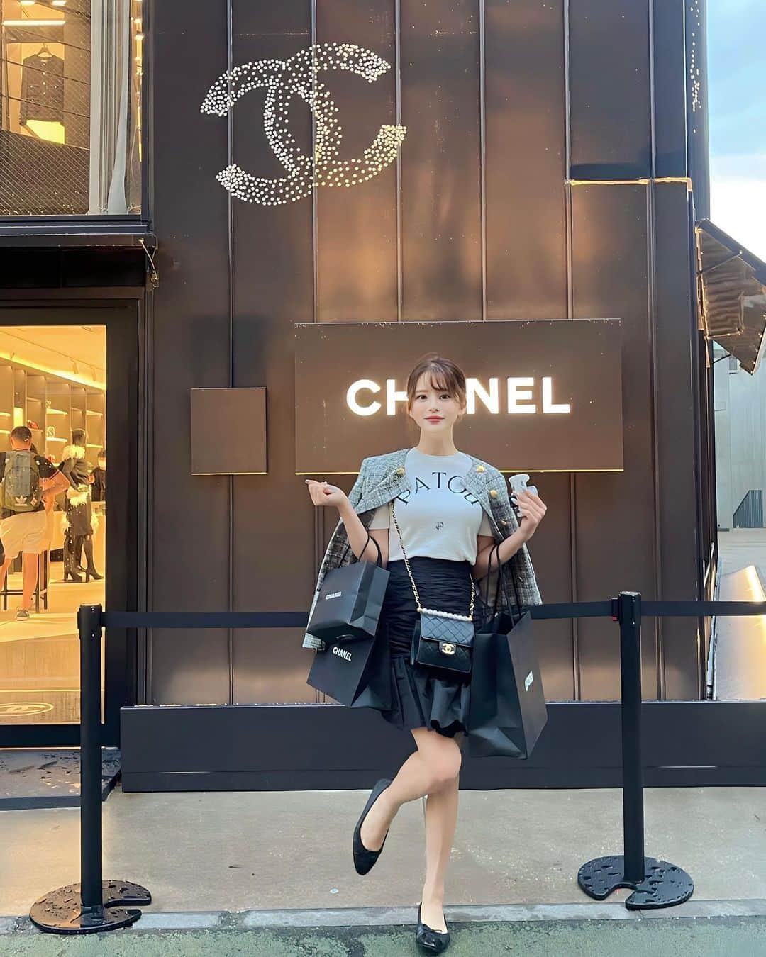 小沼瑞季さんのインスタグラム写真 - (小沼瑞季Instagram)「CHANELの新コレクションが始まった🎠 ⁡ 期間限定で移転した表参道店でお買い物🪞 ⁡ 今回のピンクがつぼすぎて可愛すぎて...💓 めちゃくちゃびびっときたバッグを 買ってしまったのでまた載せます🩰  tops,skirt #patou jacket #frayid bag,shoes #chanel  ⁡ ⁡ #chanel #chanelbag #シャネル #シャネル表参道 #シャネルバッグ #バツアートギャラリー #表参道 #明治神宮前 #みいきコーデ」9月21日 22時17分 - mizukikonuma