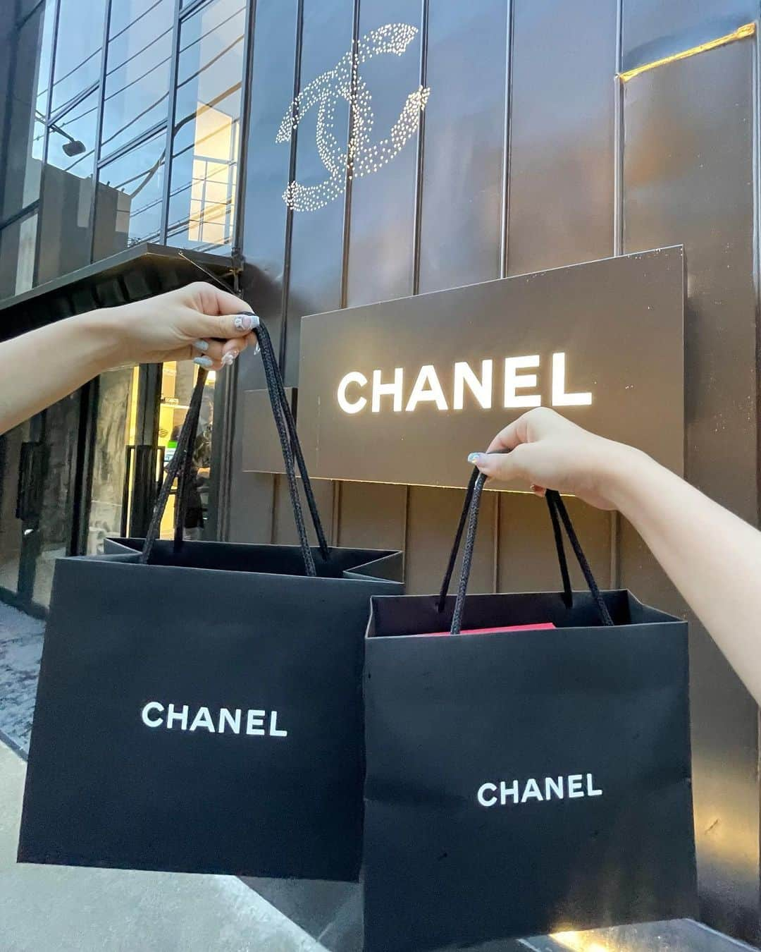 小沼瑞季さんのインスタグラム写真 - (小沼瑞季Instagram)「CHANELの新コレクションが始まった🎠 ⁡ 期間限定で移転した表参道店でお買い物🪞 ⁡ 今回のピンクがつぼすぎて可愛すぎて...💓 めちゃくちゃびびっときたバッグを 買ってしまったのでまた載せます🩰  tops,skirt #patou jacket #frayid bag,shoes #chanel  ⁡ ⁡ #chanel #chanelbag #シャネル #シャネル表参道 #シャネルバッグ #バツアートギャラリー #表参道 #明治神宮前 #みいきコーデ」9月21日 22時17分 - mizukikonuma