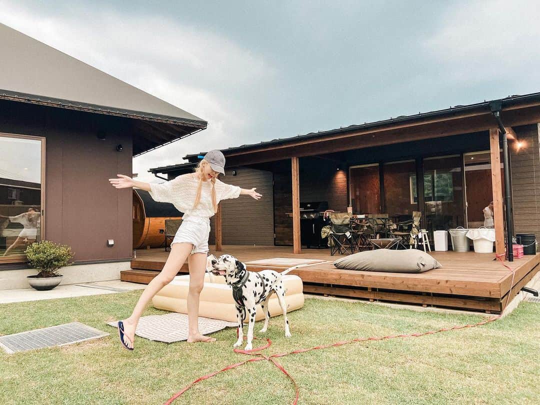 浅場佳苗さんのインスタグラム写真 - (浅場佳苗Instagram)「行楽の秋！🐶🍁 山梨県は少しづつ葉も黄色くなってきていて、 とっても涼しかったです☁️🫧  💌 自分の備忘録用にと、 人見知り&犬見知りさんなわんちゃんを、 家族に持つ飼い主さんにも、 参考にしてもらえたら.. ！なまとめ✍️ #ドッグヴィラ富士河口湖   ・寝室/リビング的な棟とごはんを食べる棟が分かれているので、スタッフさんがごはん準備をして下さる時にわんちゃんは寝室/リビング側で待てる🐶  ・夕食のあとすぐに朝食も持ってきてくれるので、お部屋というか敷地に入ってからスタッフさんと対面する可能性があるタイミングはその時だけ◎  ・お隣さんとの仕切りはちょっと注意！ 泊まったのは2のお部屋なんだけど、お隣さんとの仕切りはよくあるあみあみの感じのやつ。 人ともわんちゃんともしっかり目と目が合っちゃいます👀 プールの付き1のお部屋だけはどのお部屋にも面してなかったから、絶対見えない方がいい方はそこを予約するのがいいかも◎  ・お部屋というか敷地の入口も特に中が見えないようになっているわけではなくて、低めのゲートがあるだけなのと、基本各お部屋に行く道は1本道なので、チェックイン・チェックアウトの時は特に他のご家族が目の前を通ったり、すれ違う可能性がしっかりある🌿 (プール付き1のお部屋は独立してるし一番手前だし気にならなそう！)  ・お隣さんの話し声とかはそんなに聞こえない！  ・お庭広い！多頭飼いのご家族にも最高！ 頭数・サイズ制限もなしでした🐩🐕🐕‍🦺🐕(2023年9月時点) #きょうのドット #元保護犬 #犬と泊まれる宿 #ダルメシアン #大型犬 #犬との暮らし #tokyo #japan #dancemusic #dancepop #edm #singer #songwriter #シンガーソングライター #フレキシタリアン #動物愛護 #サスティナブル #エコ #地球にやさしいミュージシャン #愛犬家 #浅場佳苗 #kanaeasaba」9月21日 22時27分 - kanae_asaba