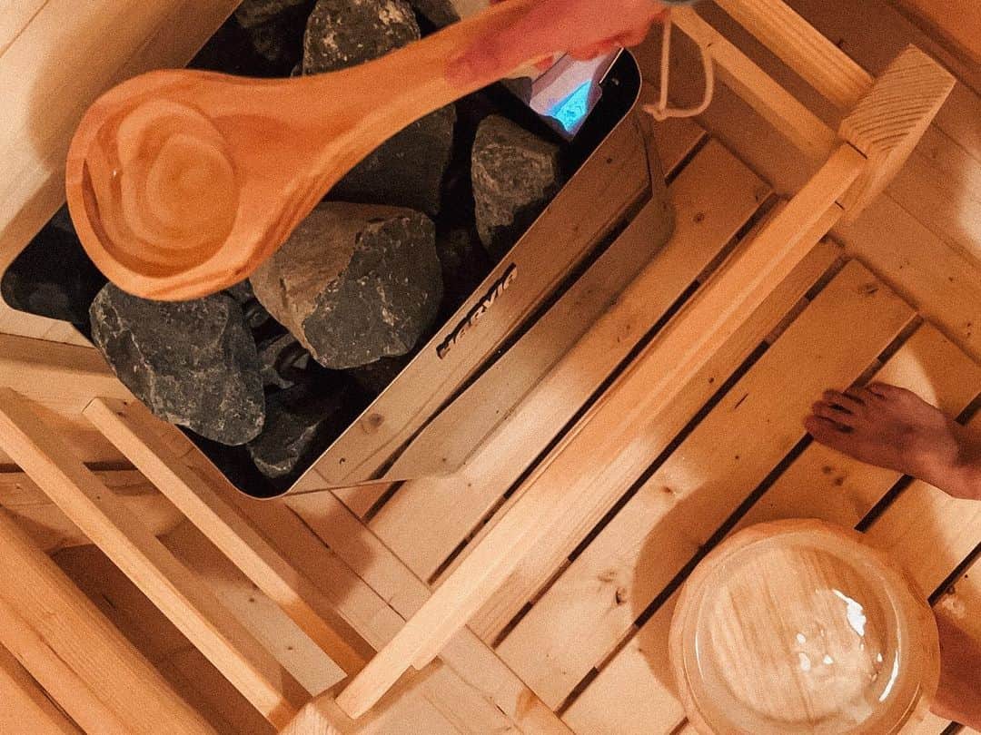 浅場佳苗さんのインスタグラム写真 - (浅場佳苗Instagram)「行楽の秋！🐶🍁 山梨県は少しづつ葉も黄色くなってきていて、 とっても涼しかったです☁️🫧  💌 自分の備忘録用にと、 人見知り&犬見知りさんなわんちゃんを、 家族に持つ飼い主さんにも、 参考にしてもらえたら.. ！なまとめ✍️ #ドッグヴィラ富士河口湖   ・寝室/リビング的な棟とごはんを食べる棟が分かれているので、スタッフさんがごはん準備をして下さる時にわんちゃんは寝室/リビング側で待てる🐶  ・夕食のあとすぐに朝食も持ってきてくれるので、お部屋というか敷地に入ってからスタッフさんと対面する可能性があるタイミングはその時だけ◎  ・お隣さんとの仕切りはちょっと注意！ 泊まったのは2のお部屋なんだけど、お隣さんとの仕切りはよくあるあみあみの感じのやつ。 人ともわんちゃんともしっかり目と目が合っちゃいます👀 プールの付き1のお部屋だけはどのお部屋にも面してなかったから、絶対見えない方がいい方はそこを予約するのがいいかも◎  ・お部屋というか敷地の入口も特に中が見えないようになっているわけではなくて、低めのゲートがあるだけなのと、基本各お部屋に行く道は1本道なので、チェックイン・チェックアウトの時は特に他のご家族が目の前を通ったり、すれ違う可能性がしっかりある🌿 (プール付き1のお部屋は独立してるし一番手前だし気にならなそう！)  ・お隣さんの話し声とかはそんなに聞こえない！  ・お庭広い！多頭飼いのご家族にも最高！ 頭数・サイズ制限もなしでした🐩🐕🐕‍🦺🐕(2023年9月時点) #きょうのドット #元保護犬 #犬と泊まれる宿 #ダルメシアン #大型犬 #犬との暮らし #tokyo #japan #dancemusic #dancepop #edm #singer #songwriter #シンガーソングライター #フレキシタリアン #動物愛護 #サスティナブル #エコ #地球にやさしいミュージシャン #愛犬家 #浅場佳苗 #kanaeasaba」9月21日 22時27分 - kanae_asaba