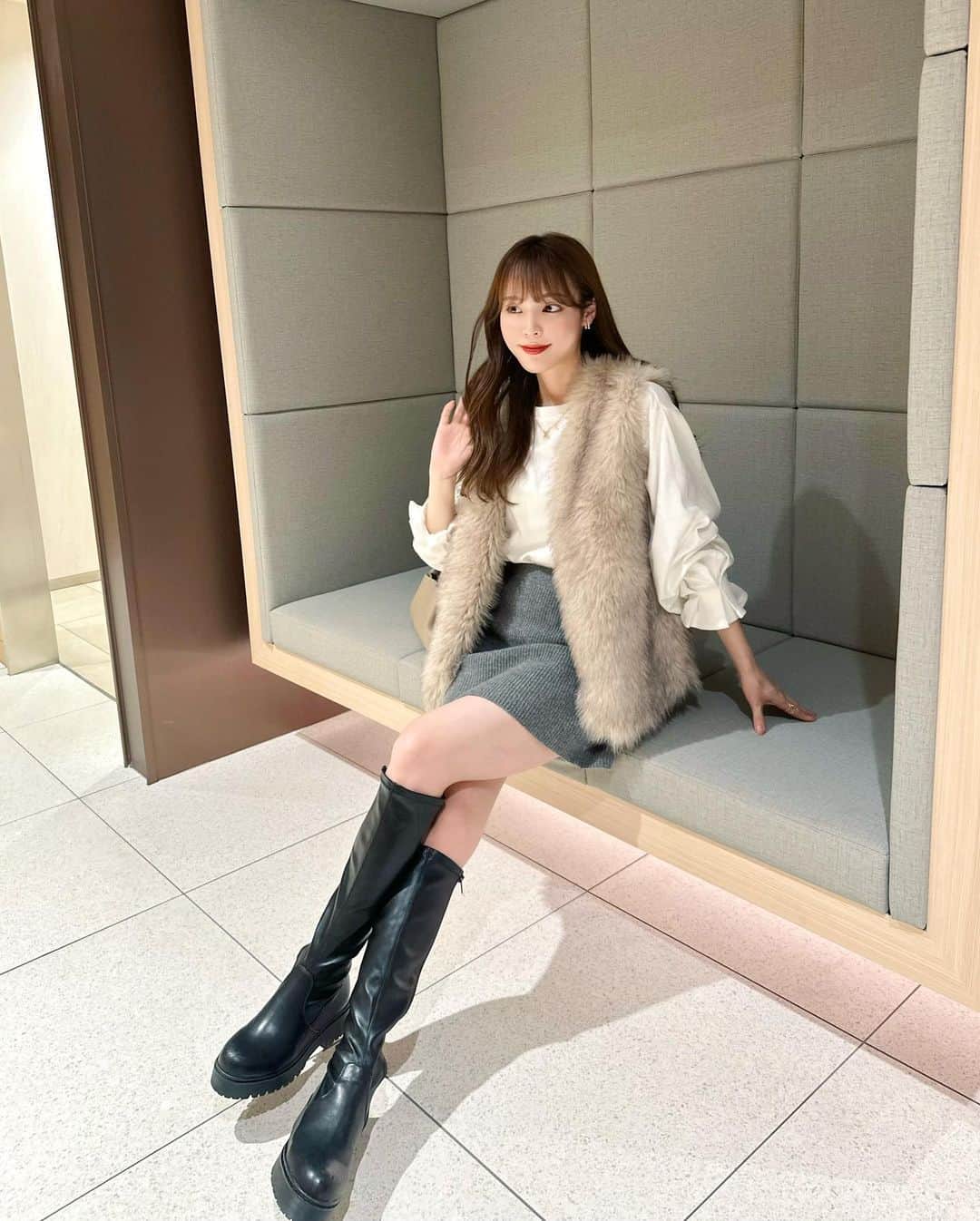 磯田 ひかる(Hikaru Isoda) のインスタグラム：「こんばんは🐇🤍 なんだか天気があまり良く無い日でした☁️  この日はちょっと気が早いけどロングブーツを👢 ファーベストを合わせて秋全開なコーデ🍂  インナーはどんなコーデにも合わせやすくて大活躍♡  【着用アイテム】 Tops @classicalelf_official   ふんわり&くしゅが可愛い大人トップス ホワイト　S ¥2,999税込  Vest @anuans.official  ショートファーベスト ベージュ　F ￥25,300 (税込)  Skirt @uniqlo_jp  プレミアムラムミニスカート グレー　S ¥2,990  ------------------------------ picaru：162cm / 骨格ウェーブ 1st ブライトスプリング 2nd ブライトサマー  大人可愛いスタイルアップコーデ ヘアメイクを合わせた トータルスタイリングを提案🤍  不定期にストーリーで ファッションお悩み相談募集中🥰 ------------------------------  他の投稿を見る→【@picaruuu】」