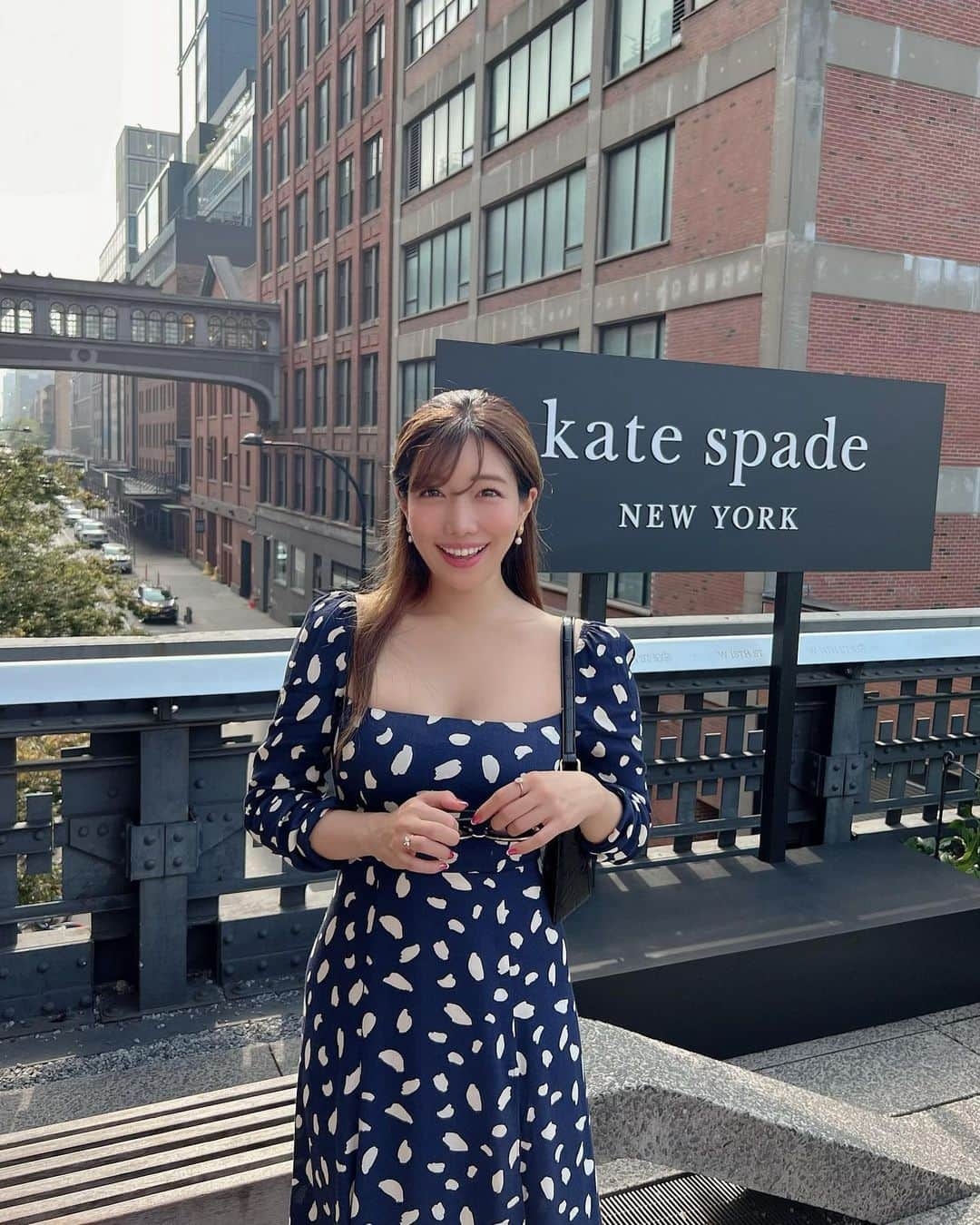 滝沢結貴のインスタグラム：「kate spade new york 💚 SPRING 2024 PRESENTATION  今シーズンのNEW YORK FASHION WEEKも @katespadeny @katespadejapan からスタート🤍✨  NYを象徴するハイラインで開催されたプレゼンテーションは、マンハッタンの春一番からインスピレーションを得たコレクション。💚  冬のワードローブを脱ぎ捨てた瞬間の前向きな感情を表現したお洋服たち…🩵 ビビットなカラーリングやグラフィカルなパターンが素敵でした💛  #nyfw #newyorkfashionweek #katespadenewyork #ニューヨーク #ニューヨーク生活 #アメリカ生活 #ケイトスペード」