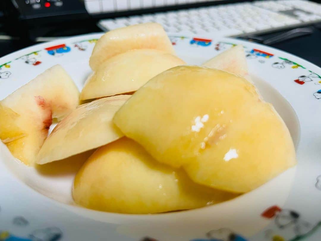 Shinnosukeのインスタグラム：「ももももももももものうち。  #桃 #もも #モモ #🍑」