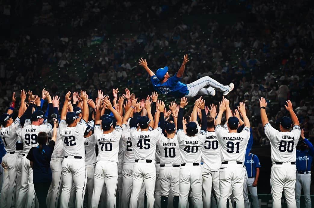 木村文紀のインスタグラム：「プロ野球人生１７年間 本当に沢山のファンの皆さんに応援して頂き、最高の野球人生を送る事が出来ました。 こんなに長く出来るとは正直思っていませんでした。 たくさん練習して、たくさんみんなと勝利を喜んで、たくさん怪我して、たくさん辛い思いをして来ましたけど本当に充実した野球人生だったなと改めて思います。 ベルーナドームで西武ライオンズ球団が協力してくださり、そして新庄監督が最後の僕を４番ライト、そして最後に西武ファン側のレフトに守備をつかせてくれるなど、本当にたくさんの人のご協力をいただき、最高の引退試合を送る事が出来ました。  言葉では表すことの出来ないほど感謝を伝えたい人が沢山います！  恵まれた野球人生を送ることができ悔いもなく引退出来ます。  今日まで応援して頂いたファンの皆さま、もう選手としてグランドには立てませんが暖かい声援を本当にありがとうございました！  木村文紀  #引退 #17年間 #埼玉西武ライオンズ #北海道日本ハムファイターズ #木村文紀」