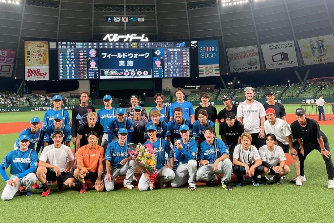 木村文紀さんのインスタグラム写真 - (木村文紀Instagram)「プロ野球人生１７年間 本当に沢山のファンの皆さんに応援して頂き、最高の野球人生を送る事が出来ました。 こんなに長く出来るとは正直思っていませんでした。 たくさん練習して、たくさんみんなと勝利を喜んで、たくさん怪我して、たくさん辛い思いをして来ましたけど本当に充実した野球人生だったなと改めて思います。 ベルーナドームで西武ライオンズ球団が協力してくださり、そして新庄監督が最後の僕を４番ライト、そして最後に西武ファン側のレフトに守備をつかせてくれるなど、本当にたくさんの人のご協力をいただき、最高の引退試合を送る事が出来ました。  言葉では表すことの出来ないほど感謝を伝えたい人が沢山います！  恵まれた野球人生を送ることができ悔いもなく引退出来ます。  今日まで応援して頂いたファンの皆さま、もう選手としてグランドには立てませんが暖かい声援を本当にありがとうございました！  木村文紀  #引退 #17年間 #埼玉西武ライオンズ #北海道日本ハムファイターズ #木村文紀」9月21日 22時28分 - fumikazu_kimura9