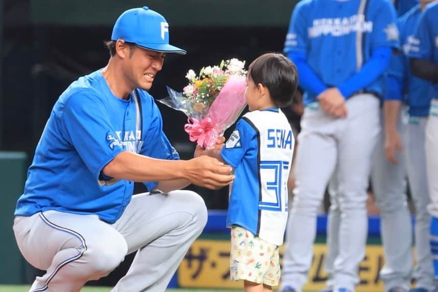 木村文紀さんのインスタグラム写真 - (木村文紀Instagram)「プロ野球人生１７年間 本当に沢山のファンの皆さんに応援して頂き、最高の野球人生を送る事が出来ました。 こんなに長く出来るとは正直思っていませんでした。 たくさん練習して、たくさんみんなと勝利を喜んで、たくさん怪我して、たくさん辛い思いをして来ましたけど本当に充実した野球人生だったなと改めて思います。 ベルーナドームで西武ライオンズ球団が協力してくださり、そして新庄監督が最後の僕を４番ライト、そして最後に西武ファン側のレフトに守備をつかせてくれるなど、本当にたくさんの人のご協力をいただき、最高の引退試合を送る事が出来ました。  言葉では表すことの出来ないほど感謝を伝えたい人が沢山います！  恵まれた野球人生を送ることができ悔いもなく引退出来ます。  今日まで応援して頂いたファンの皆さま、もう選手としてグランドには立てませんが暖かい声援を本当にありがとうございました！  木村文紀  #引退 #17年間 #埼玉西武ライオンズ #北海道日本ハムファイターズ #木村文紀」9月21日 22時28分 - fumikazu_kimura9