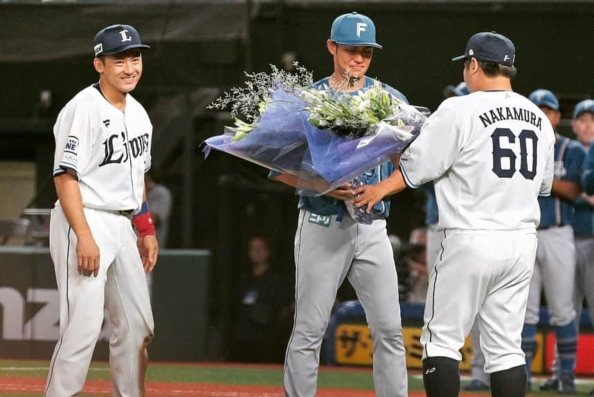 木村文紀さんのインスタグラム写真 - (木村文紀Instagram)「プロ野球人生１７年間 本当に沢山のファンの皆さんに応援して頂き、最高の野球人生を送る事が出来ました。 こんなに長く出来るとは正直思っていませんでした。 たくさん練習して、たくさんみんなと勝利を喜んで、たくさん怪我して、たくさん辛い思いをして来ましたけど本当に充実した野球人生だったなと改めて思います。 ベルーナドームで西武ライオンズ球団が協力してくださり、そして新庄監督が最後の僕を４番ライト、そして最後に西武ファン側のレフトに守備をつかせてくれるなど、本当にたくさんの人のご協力をいただき、最高の引退試合を送る事が出来ました。  言葉では表すことの出来ないほど感謝を伝えたい人が沢山います！  恵まれた野球人生を送ることができ悔いもなく引退出来ます。  今日まで応援して頂いたファンの皆さま、もう選手としてグランドには立てませんが暖かい声援を本当にありがとうございました！  木村文紀  #引退 #17年間 #埼玉西武ライオンズ #北海道日本ハムファイターズ #木村文紀」9月21日 22時28分 - fumikazu_kimura9