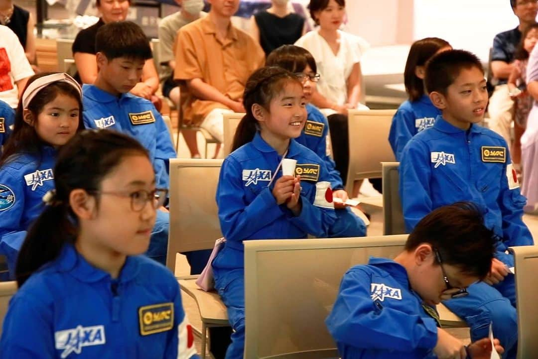 榎本麗美さんのインスタグラム写真 - (榎本麗美Instagram)「. 9/10に 日本宇宙少年団(YAC) 東京日本橋分団 『新規分団員の入団式&1周年パーティー』 が無事に終了しました〜😭  1周年を迎えられたのも、分団に関わる全ての皆さんのお陰です。 心から感謝いたします！ ありがとうございます✨  新規分団員合わせて、約40人に！  新規分団員には、分団員の証を授与。 そして、 1年間頑張った1期生のみんなには星型のバッジ #ステラ を授けました⭐️  1年ごとに、ステラが増えていきます✨ 星をたくさん付ける分団員を見守っていくのが私の楽しみになりました☺️  はあ〜幸せな会だったなあ🥰 楽しい！と言ってくれるみんなの笑顔が嬉しくて✨ この笑顔がみたくて、分団のリーダー達と準備を頑張っているんだなあと、しみじみ感動する一日でした。  私は、分団に関わってくれた子ども達が大人になってもずっといられる場所、いつでも戻ってこられる場所にしたいなと思っています！  2年目も引き続き、みんなで宇宙を目指していきます🚀  #YAC東京日本橋分団 #日本宇宙少年団東京日本橋分団 #日本宇宙少年団  #宇宙のおねえさん #宇宙キャスター」9月21日 22時21分 - enomotoremi