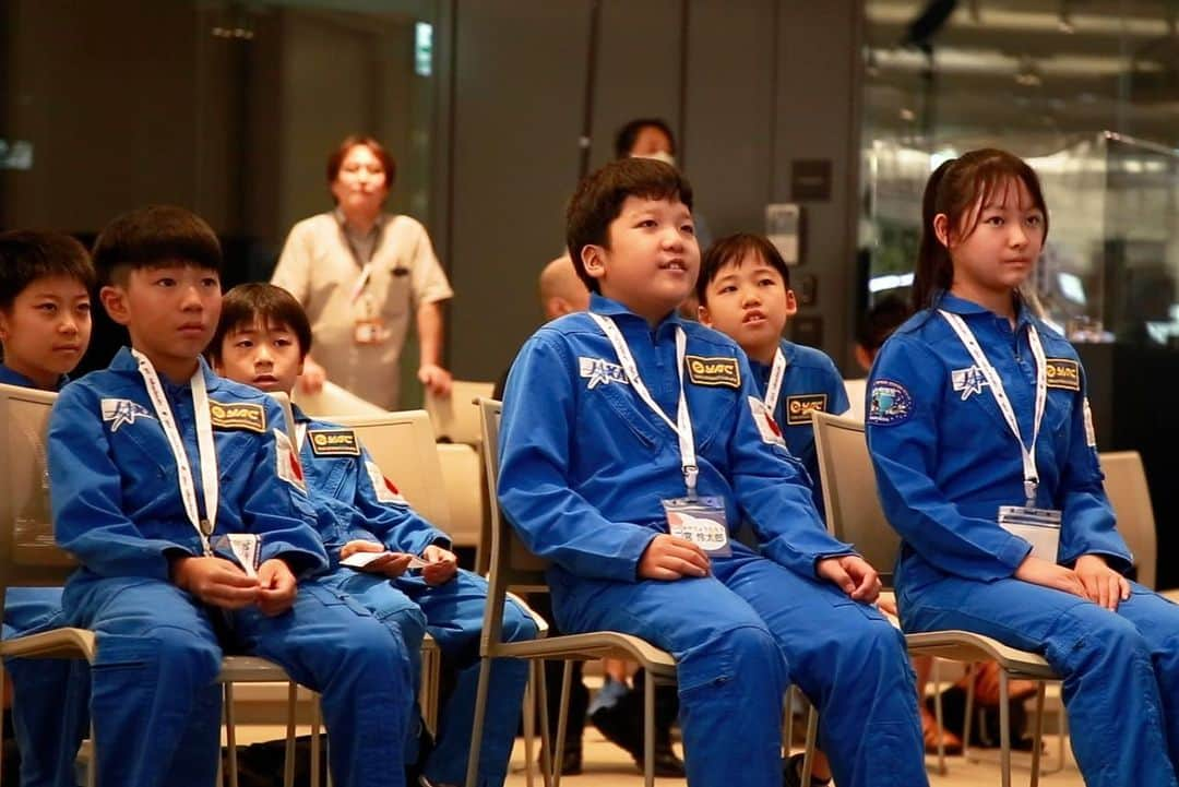 榎本麗美さんのインスタグラム写真 - (榎本麗美Instagram)「. 9/10に 日本宇宙少年団(YAC) 東京日本橋分団 『新規分団員の入団式&1周年パーティー』 が無事に終了しました〜😭  1周年を迎えられたのも、分団に関わる全ての皆さんのお陰です。 心から感謝いたします！ ありがとうございます✨  新規分団員合わせて、約40人に！  新規分団員には、分団員の証を授与。 そして、 1年間頑張った1期生のみんなには星型のバッジ #ステラ を授けました⭐️  1年ごとに、ステラが増えていきます✨ 星をたくさん付ける分団員を見守っていくのが私の楽しみになりました☺️  はあ〜幸せな会だったなあ🥰 楽しい！と言ってくれるみんなの笑顔が嬉しくて✨ この笑顔がみたくて、分団のリーダー達と準備を頑張っているんだなあと、しみじみ感動する一日でした。  私は、分団に関わってくれた子ども達が大人になってもずっといられる場所、いつでも戻ってこられる場所にしたいなと思っています！  2年目も引き続き、みんなで宇宙を目指していきます🚀  #YAC東京日本橋分団 #日本宇宙少年団東京日本橋分団 #日本宇宙少年団  #宇宙のおねえさん #宇宙キャスター」9月21日 22時21分 - enomotoremi