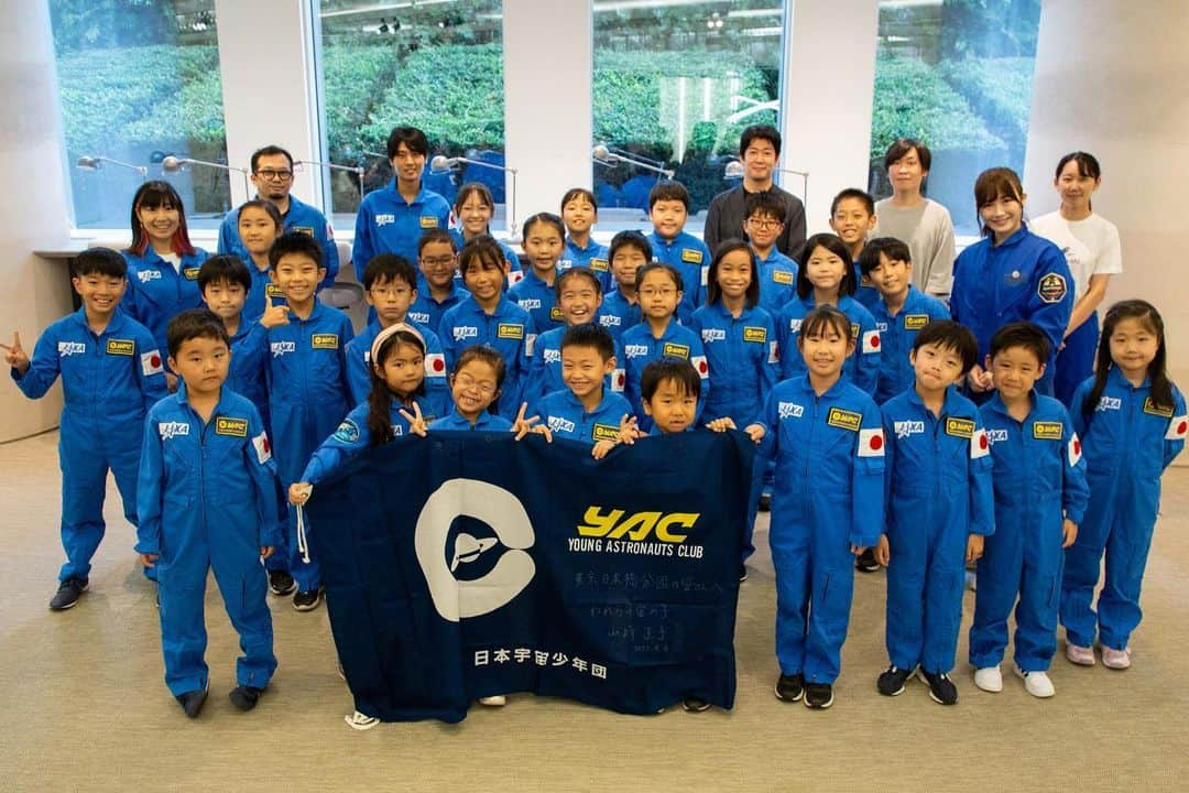 榎本麗美のインスタグラム：「. 9/10に 日本宇宙少年団(YAC) 東京日本橋分団 『新規分団員の入団式&1周年パーティー』 が無事に終了しました〜😭  1周年を迎えられたのも、分団に関わる全ての皆さんのお陰です。 心から感謝いたします！ ありがとうございます✨  新規分団員合わせて、約40人に！  新規分団員には、分団員の証を授与。 そして、 1年間頑張った1期生のみんなには星型のバッジ #ステラ を授けました⭐️  1年ごとに、ステラが増えていきます✨ 星をたくさん付ける分団員を見守っていくのが私の楽しみになりました☺️  はあ〜幸せな会だったなあ🥰 楽しい！と言ってくれるみんなの笑顔が嬉しくて✨ この笑顔がみたくて、分団のリーダー達と準備を頑張っているんだなあと、しみじみ感動する一日でした。  私は、分団に関わってくれた子ども達が大人になってもずっといられる場所、いつでも戻ってこられる場所にしたいなと思っています！  2年目も引き続き、みんなで宇宙を目指していきます🚀  #YAC東京日本橋分団 #日本宇宙少年団東京日本橋分団 #日本宇宙少年団  #宇宙のおねえさん #宇宙キャスター」