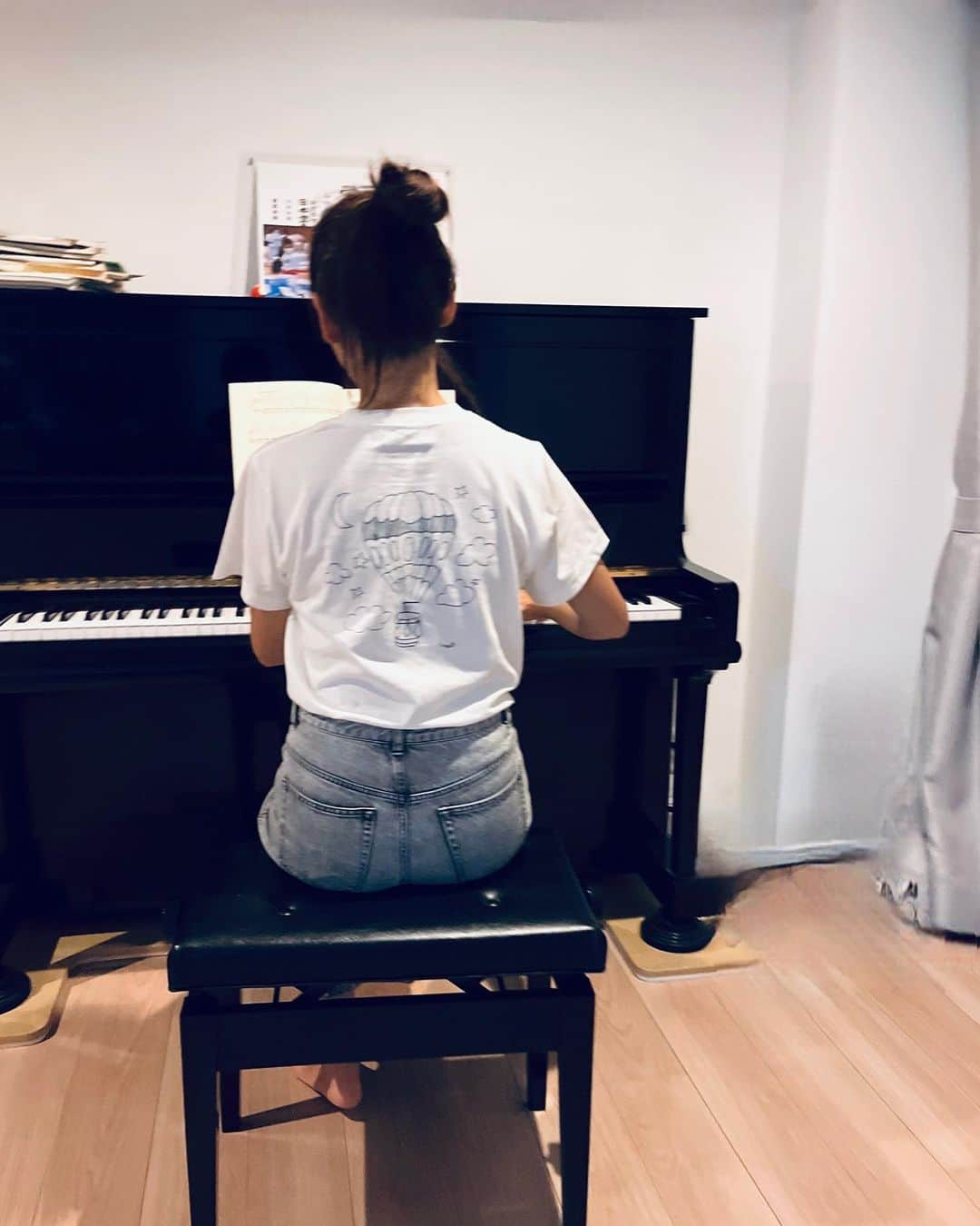 青木裕子のインスタグラム：「久しぶりにピアノのレッスンに間に合いました。  「先生、指がつりそうです」 と言ったら、 変なところに力が入っているからと言われました。 力を抜くって難しい。  子供の頃に弾けたはずの楽譜を  目がかすんで見えない💦 とか 暗譜は多分できない💦 とか  いろいろ苦戦しながら でも楽しく弾いています^_^  バックプリントが可愛いTシャツはIVY I’M NAVY @ivy_i_am_navy   3枚目は新宿高島屋にてディレクターのさやさんに会えたとき @makinosaya   #ツェルニー30番  #私のたくましい二の腕 #トリミングで半分に」