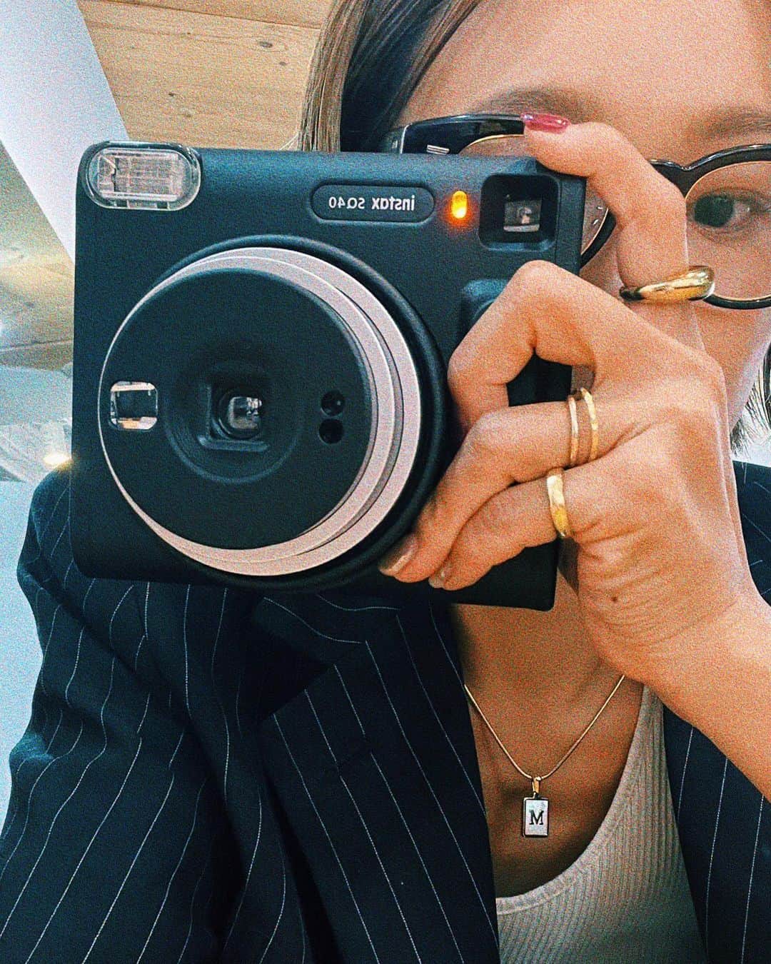 のインスタグラム：「_ 私ただのカメラおばさん🫡 みんなの写真たくさん撮らせてね♡←怖w (※ご安心下さい！！！悪用はしません！！！)  #instax #instaxsquare #instaxsq40  #チェキ #チェキえもすぎ #このうっすらと出てくる瞬間が楽しいよね」