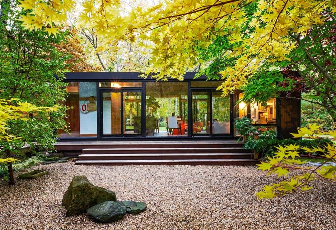のインスタグラム：「Some spaces dazzle with their opulence. Others dazzle with their simplicity. The latter was the case for designer Carol Egan (@studiocarolegan) when she first saw the Amagansett, New York, property that would become her home. “I had a complete reaction to the building,” she says of the minimalist structure. “And when I walked into the garden, it was a done deal.” Although simple in execution, the barely there construction was the result of deep contemplation. Originally designed in 1960 by the late architect and professor Richard Bender, the building was a prototype for the Amenity project, a utopian community of modestly priced homes set on 20 acres of woodlands near the beach. “You become circadian here,” the new homeowner says. “You start living by the light.”  Click the link in bio for the full tour of this ethereal midcentury home, as featured in our October 2023 Change Issue. Written by @whatpaolasees. Photographed by @richardpowersphoto.」