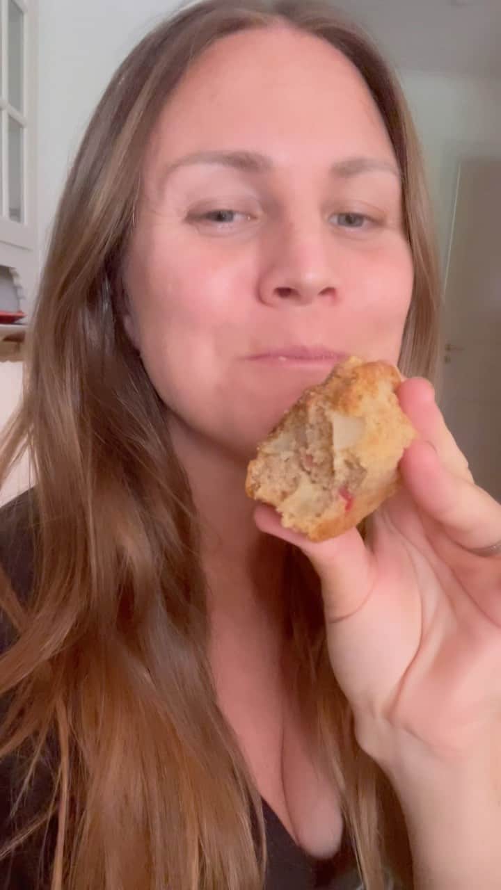 レイチェル・ブレイセンのインスタグラム：「It’s rosehip season so we foraged some and made Apple-Rosehip Muffins! Cut the rosehips in half and scoop out the seeds with a small spoon. Dry them on the lowest heat setting in the oven with a wooden spoon wedged in the oven door for air to circulate (or use a dehydrator if you have one!). Leave until they are dry, then crush into a powder using a mortar and pestle or in a grinder/blender. Dried rosehips stored in an airtight jar last well into next years season so you can enjoy that vitamin C boost all year long❤️  Here is how to make use of those fall apples and rosehips at the same time:  2 cups flour 2 tsp baking powder 2,5 tsp cinnamon + 1tsp to coat apples 1 tbsp dried rosehip powder 1/2 tsp salt 2,5 cups diced apples  2 eggs  1/2 cup milk 1/2 cup butter (room temp) 1 cup sugar 1 tsp vanilla  Mix all dry ingredients together  Sprinkle cinnamon over apples and set aside Cream together butter + eggs + sugar + vanilla Carefully dry and wet ingredients together, then add the milk Fold in apples!  Scoop into muffin tin   Bake for 25-28 min at 375F Enjoy!  #herbalism #rosehips #apples #baking #muffins #nature #delicious」