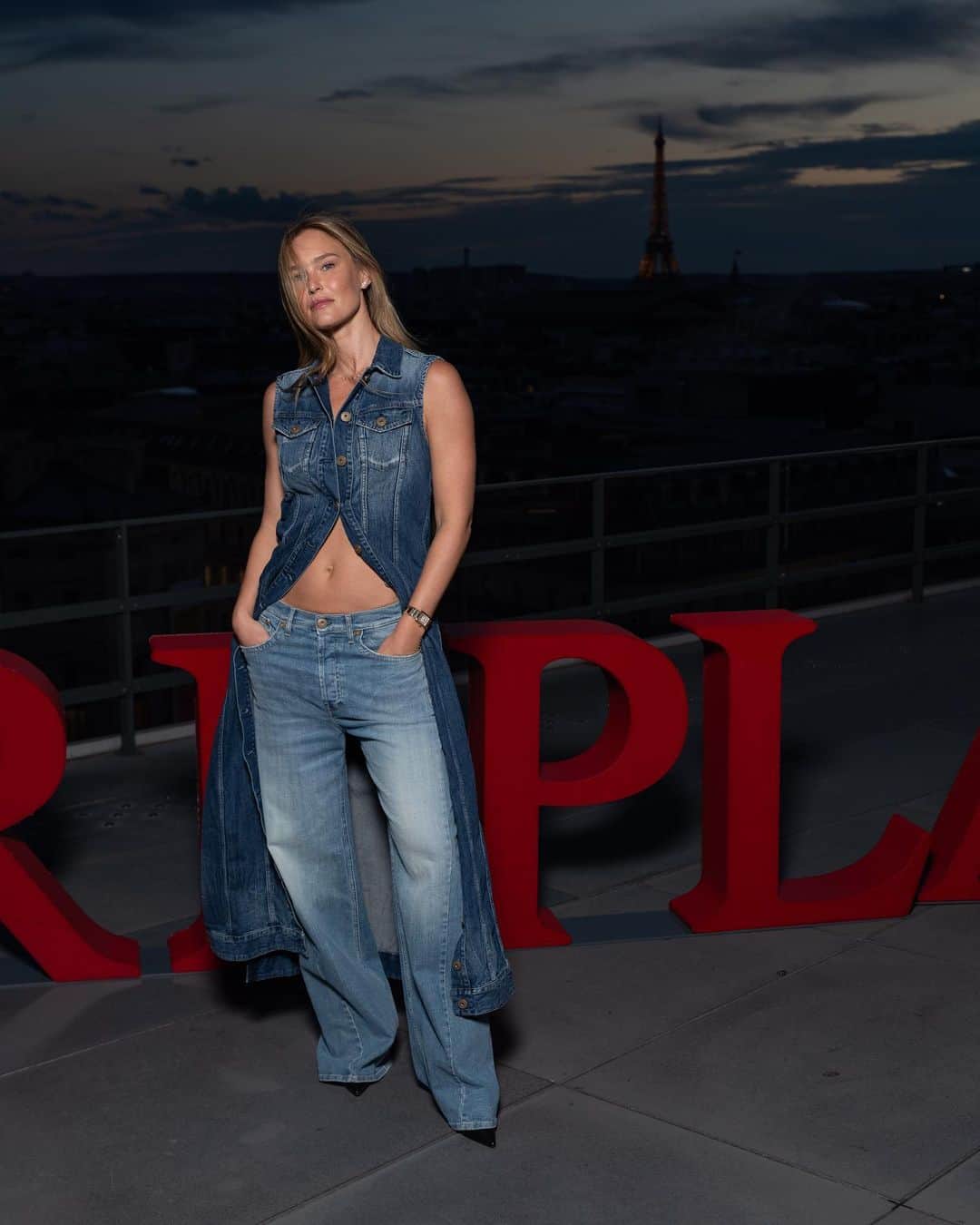 バー・ラファエリのインスタグラム：「Paris by night with my @replay family  @replay @replayjeans #Replay #ReplayJeans #Replay4Allblacks」