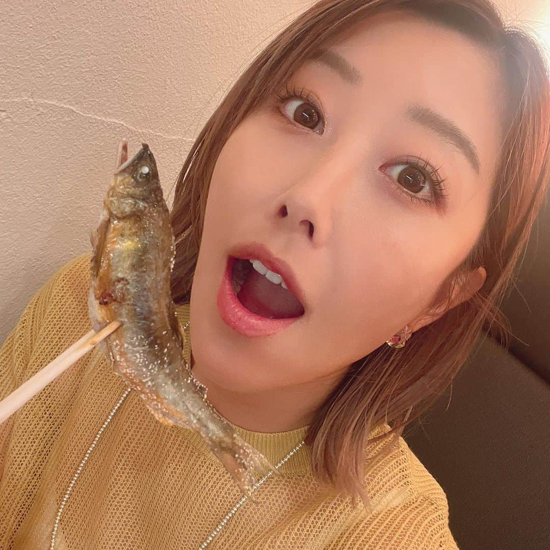 蒼井さやさんのインスタグラム写真 - (蒼井さやInstagram)「朽木で釣ってきた鮎を塩焼きで頂きました😋✨️ 釣ってすぐに塩水に浸していたおかげもあって、ホクホクの身と鮎独特の苦味と旨みがマッチしていてめっちゃ美味しかったー☺️✨️ ・ ・ ・ 久しぶりの鮎の友釣り、お昼ご飯も食べずに時間を忘れるくらいのめり込みました🤣 鮎釣りは他の釣りと全然違うから同じ“釣り”と言っても説明し難い楽しさと奥深さがあるよね。 今シーズンはもう終盤に差し掛かってるので、来季はもう少し早めに初めて何回か行きたい！ ・ ・ ・ 【SAYA's TACKLE】 ロッド▶︎VARIVAS トライキット 鮎 リバーストーン63 仕掛け▶︎トライキットにセットになっているもの 針▶︎がまかつ Msystem鮎 ﾅﾉｽﾑｰｽｺｰﾄ 6.5号 ハリス1.2号 ・ ・ ・  #VARIVAS  #バリバス  #リバーストーン63  #鮎釣り  #鮎の友釣り  #鮎の塩焼き  #鮎釣りガール  #釣り  #Fishing  #fishinglife  #Fishinggirl  #安曇川漁業協同組合   #村上おとり店」9月21日 22時35分 - saya.aoi