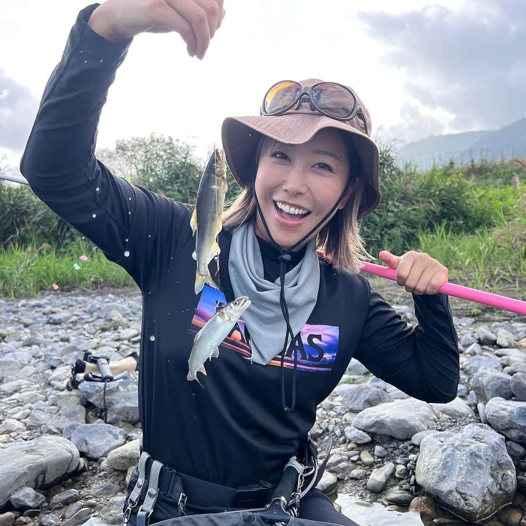 蒼井さやのインスタグラム：「朽木で釣ってきた鮎を塩焼きで頂きました😋✨️ 釣ってすぐに塩水に浸していたおかげもあって、ホクホクの身と鮎独特の苦味と旨みがマッチしていてめっちゃ美味しかったー☺️✨️ ・ ・ ・ 久しぶりの鮎の友釣り、お昼ご飯も食べずに時間を忘れるくらいのめり込みました🤣 鮎釣りは他の釣りと全然違うから同じ“釣り”と言っても説明し難い楽しさと奥深さがあるよね。 今シーズンはもう終盤に差し掛かってるので、来季はもう少し早めに初めて何回か行きたい！ ・ ・ ・ 【SAYA's TACKLE】 ロッド▶︎VARIVAS トライキット 鮎 リバーストーン63 仕掛け▶︎トライキットにセットになっているもの 針▶︎がまかつ Msystem鮎 ﾅﾉｽﾑｰｽｺｰﾄ 6.5号 ハリス1.2号 ・ ・ ・  #VARIVAS  #バリバス  #リバーストーン63  #鮎釣り  #鮎の友釣り  #鮎の塩焼き  #鮎釣りガール  #釣り  #Fishing  #fishinglife  #Fishinggirl  #安曇川漁業協同組合   #村上おとり店」