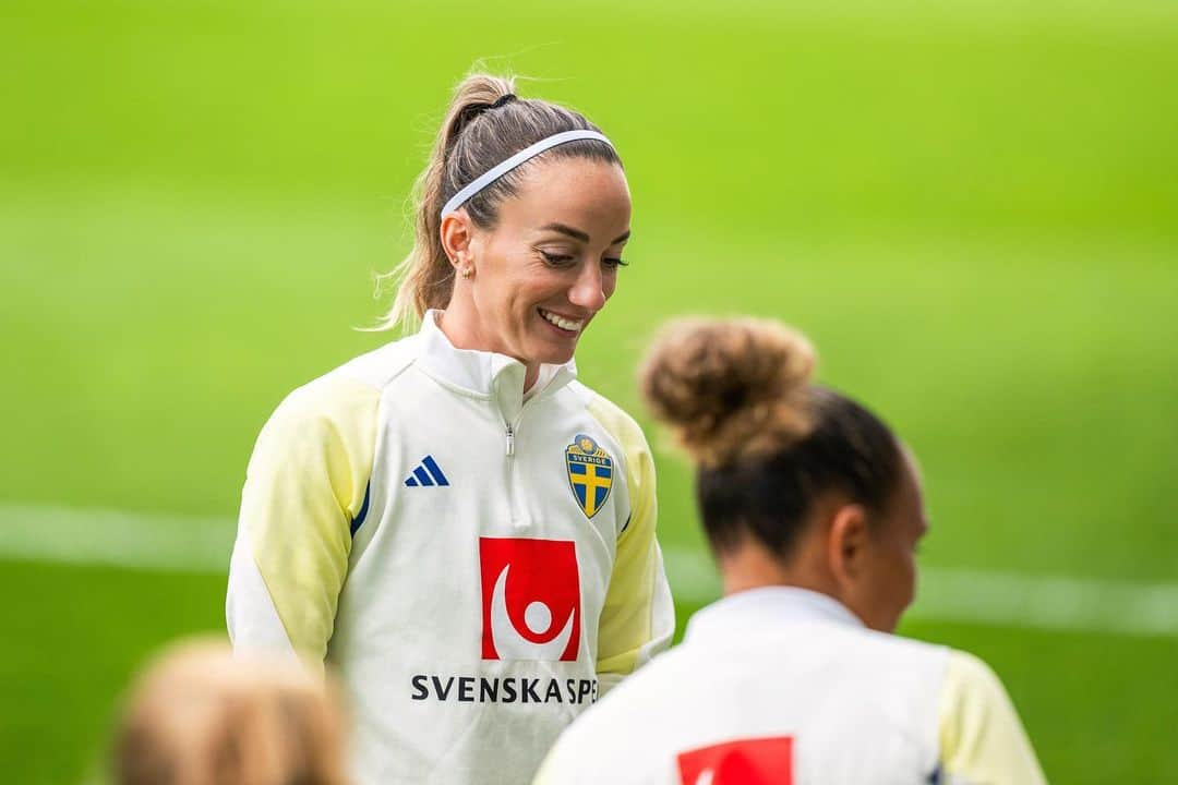 コソヴァレ・アスラニのインスタグラム：「Feels so good to be in Sweden and to get to play on home ground tomorrow. MD-1 ✅🇸🇪」