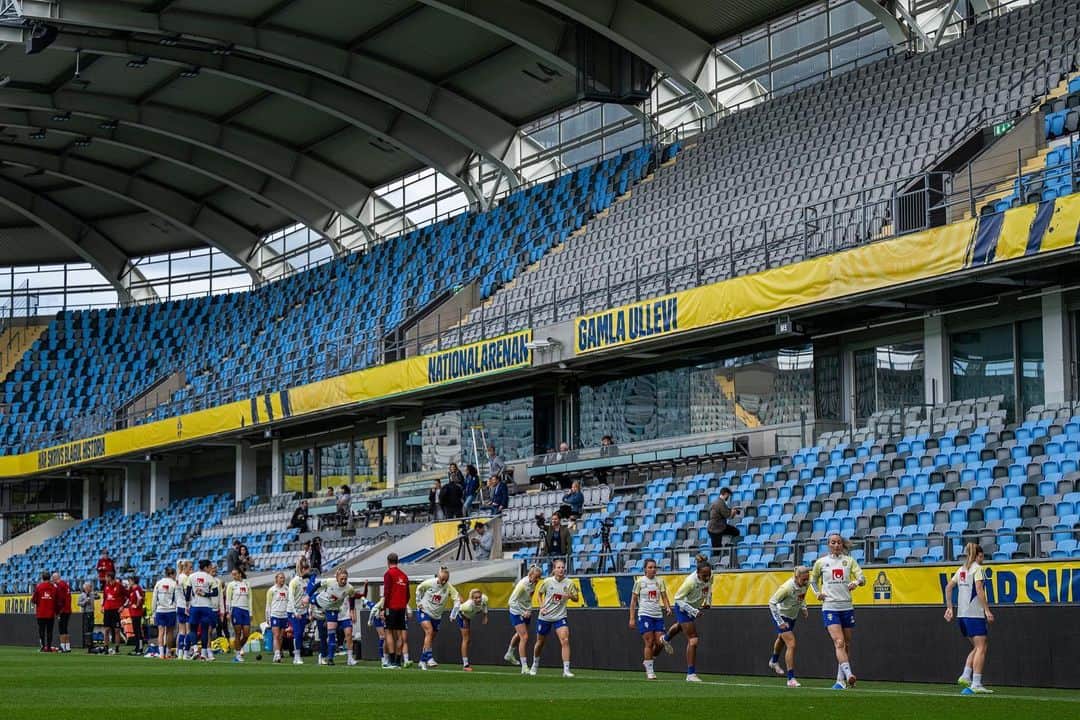 コソヴァレ・アスラニさんのインスタグラム写真 - (コソヴァレ・アスラニInstagram)「Feels so good to be in Sweden and to get to play on home ground tomorrow. MD-1 ✅🇸🇪」9月21日 22時39分 - asllani9