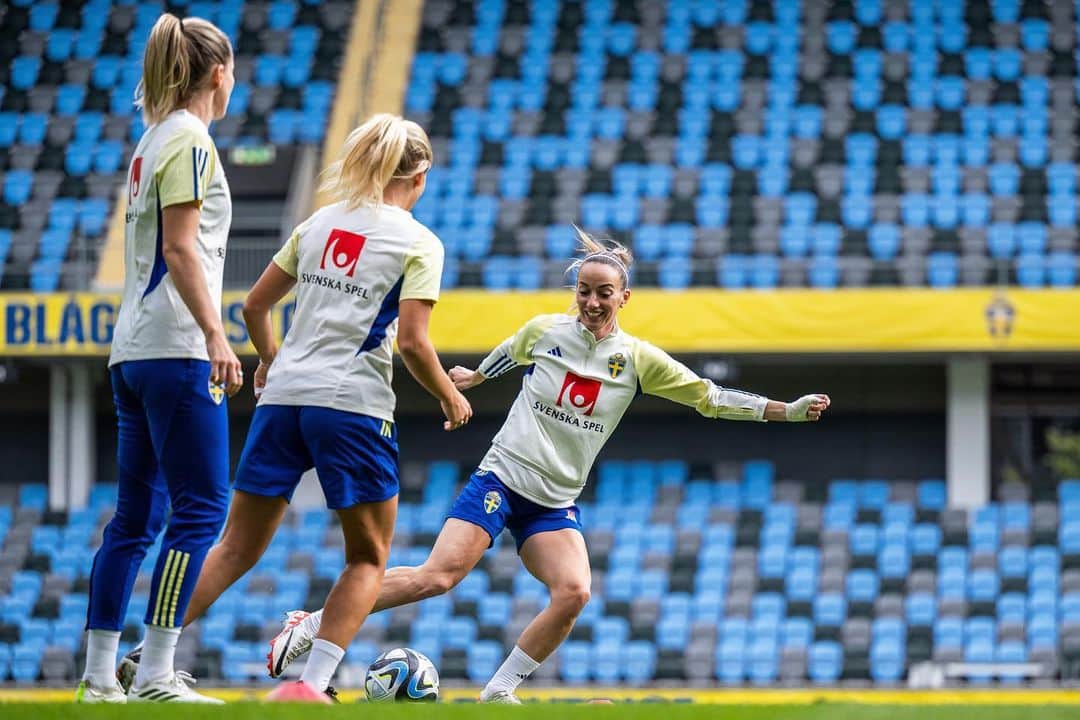 コソヴァレ・アスラニさんのインスタグラム写真 - (コソヴァレ・アスラニInstagram)「Feels so good to be in Sweden and to get to play on home ground tomorrow. MD-1 ✅🇸🇪」9月21日 22時39分 - asllani9