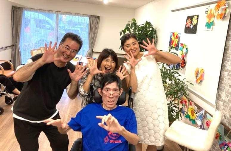 間々田佳子のインスタグラム：「コロナ後、初の介護施設訪問 タンゴの生徒トニーさんのお友達がALSで入居しているとのことで岐阜まで行ってきました。  筋萎縮性側索硬化症（ALS）とは、体を動かすのに必要な筋肉が徐々にやせていき、力が入らなくなる病気。 他にもパーキンソン病や、重度の方が多く、その中でも元気に活動しようと頑張っていらっしゃる方もいたりして…。  私にできることは何か…。  私の顔体操で、体が不自由でも、顔だったら動くかもしれない… 少しでも顔が動くことで気分転換になっていただけたら嬉しい。  専門の先生方にアドバイスをいただきながら、このメソッドを更新していきたいです。  来週も別な施設から依頼が来てる。 がんばろ。  ナーシングホームミライエ羽島 https://asmore-ns.com/  踊る映像クリエイター　トニー中田 https://www.youtube.com/@tonynakata624/videos  みなさまご協力ありがとうございました！  #脳活顔体操 #間々田佳子 #フェイスアップダンス #脳活」