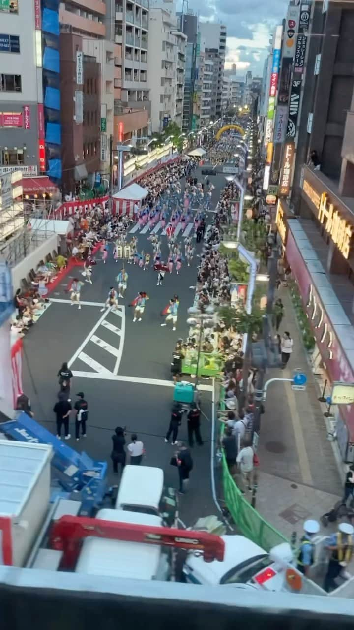 Promoting Tokyo Culture都庁文化振興部のインスタグラム：「The Koenji Awa Odori Festival thrilled crowds in Koenji for two days, from August 26 to 27. This legendary event, which typically draws around 10,000 dancers and an astounding 1 million attendees, made its return after a four-year hiatus.  This year, the festivities were further enriched by the presence of diverse dance groups, including one specially invited from Tokushima, the birthplace of the Awa Odori dance, and another composed of enthusiastic dancers hailing from various countries in Asia. Together, they made for an exhilarating summer weekend.  -  東京・高円寺の「高円寺阿波おどり」が、8月26日(土) - 27日(日)の2日間開催されました。例年約1万人の踊り手が参加し、100万人の来場者を見込むイベントとして知られています。  4年ぶりに街路での開催が復活した今年は、阿波踊りの本場・徳島市から招待された連（グループ）や、アジア出身の外国人たちによる連など多彩な踊り手が参加し、夏の夜を大いに盛り上げました。  #tokyoartsandculture 📸: @ison.kawada  #高円寺 #阿波おどり #koenji #awaodori #tokyotrip #tokyostreet #tokyophotography #tokyojapan  #tokyotokyo #culturetrip #explorejpn #japan_of_insta #japan_art_photography #japan_great_view #theculturetrip #japantrip #bestphoto_japan #thestreetphotographyhub  #nipponpic #japan_photo_now #tokyolife #discoverjapan #japanfocus #japanesestyle #unknownjapan #streetclassics #timeless_streets  #streetsnap #artphoto」