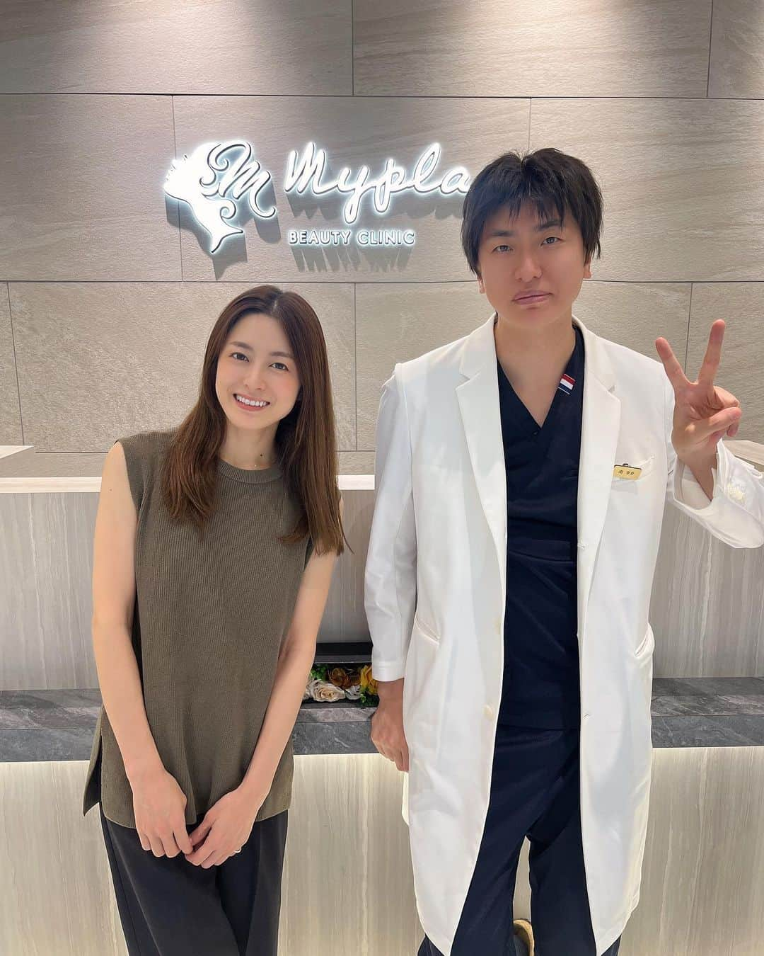 ASUKAさんのインスタグラム写真 - (ASUKAInstagram)「. @myplacebeautyclinic さんで定期ケア✨  最近毛穴ケアはホームケアで頑張っているのでハイドラの代わりにピーリングをやって️みたよ🙆‍♀️  施術直後はちょっと赤みも出たけど優しめのピーリングにしてもらったから皮むけも無さそう🫶 全体的にツヤも出てツルツル✨  ▫️ピーリングで古い角質を取り除きターンオーバーの促進 ▫️ジェネシスで毛穴の開きやハリツヤアップ ▫️トーニングでシミや全体のトーンアップ ▫️最後はデルマシオで美容成分を肌の奥まで導入（今回は保湿タイプ）  @minamibiyogeka @dr.yu_yagi_dermatology  #マイプレイスビューティークリニック #マイプレイス #myplacebeautyclinic #美容外科 #美容皮膚科 #美容整形外科 #整形 #プチ整形 #形成外科専門医 #南亨介 #八木優 #大阪 #心斎橋 #美肌 #美肌パーフェクトコース #スキンケア #美肌ケア #レーザー治療 #美白ケア」9月21日 22時55分 - a.asuka.a