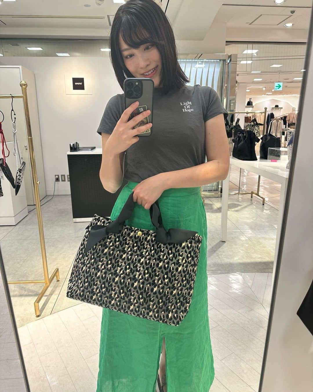 春原未来さんのインスタグラム写真 - (春原未来Instagram)「可愛いバッグ見つけちゃった😍✨️  実店舗を持たず,ポップアップストアで営業されてる『FACTORY OMOTO』 なんでいままで知らなかったんだー😭😭って思うくらいデザインが可愛く,カラーバリエーションもサイズも豊富で,重さも信じられないほど軽く使いやすい！！ 全て職人によるハンドメイドっていうのもいいよね！  今回は久しぶりに東京でポップアップ開催してるんだって！ この期間に伺えて良かったー😭💓  📍西武池袋本店４階（中央A８）＝婦人服売り場特設会場  09月30日(土)までだから是非！ 私もそれまでに悩んでる中から選んでなにか買うー🤭💓 この春原の投稿を見て1万以上の商品を購入された方は1アイテムにつき1,000円値引いてくれるそうなので😳大いに活用してみてください！！  ＝＝＝＝＝✐☡ ⋆*  写真たくさん載せたけど,私に似合ってるのあればコメントで教えてほしいです！HP見てこれいいんじゃない？って提案してくれるのも嬉しい😆🙌  The designs are so cute, the color variations and sizes are abundant, and the bags are incredibly lightweight and easy to use!  This time they are having a pop-up in Tokyo for the first time in a while! I'm so glad I was able to visit during this time 😭💓  📍Seibu Ikebukuro main store, 4th floor (A8 in the center) = special venue in the women's wear department  I'll be there until Saturday, September 30, so be sure to stop by! I'll buy something before then too 💓 I've posted a lot of pictures, but if you see something that looks good on me, please let me know in the comments! I'd love to hear your suggestions 😆🙌 PR @omoto_official  #西武池袋本店 #アパレルファッション #factoryomoto #自分らしいファッション #tobeyourself #実用的なプレゼント #可愛いバッグ #カラバリ豊富 #軽量バッグ #ハンドメイド #春原未来」9月21日 22時50分 - sunohara_miki