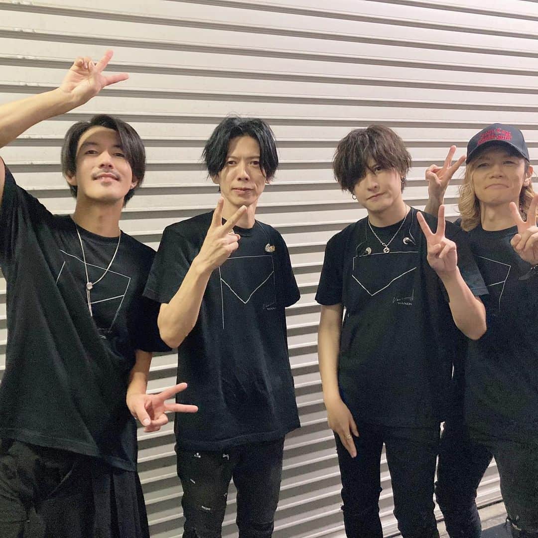 WANDSのインスタグラム：「9/21の今日は2度目ましての名古屋でSHOUTOUT！📣  元気いっぱいのお客さん達にパワーをもらい、逆に上原さんがシャウトしまくる程ハイテンションなステージになりました！！  すっかり定番となったご当地コール＆レスポンスも楽しんで頂けましたでしょうか🍜  そして今日のアンコールはアルバムにちなんだ「Version 5.0」Tシャツで揃えてみました！  名古屋の皆さん ありがとうございました✊  次はいよいよ東京ファイナルです！！  ご感想はこちらのハッシュタグをつけて投稿ください！ ↓↓↓  #WANDS_SHOUTOUT」