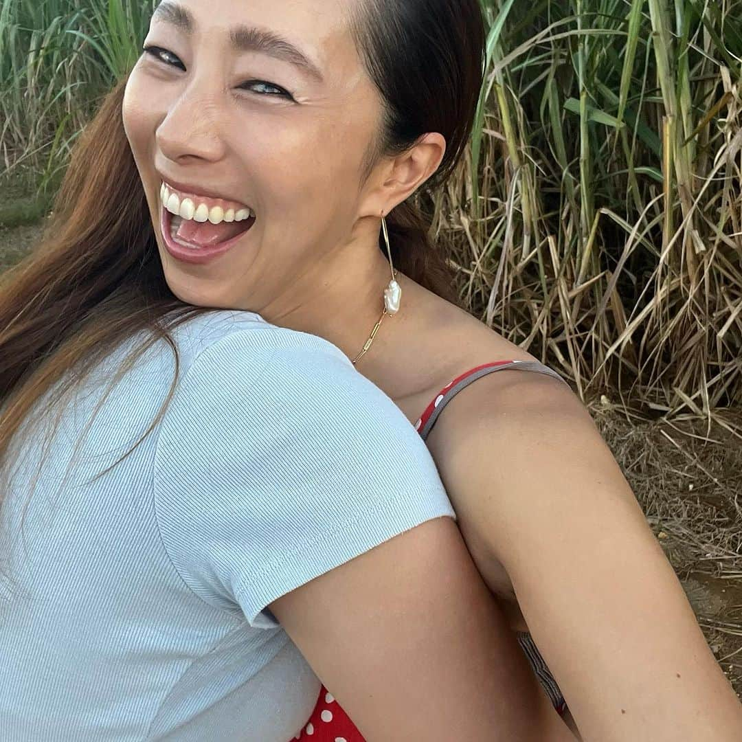 山城葉子さんのインスタグラム写真 - (山城葉子Instagram)「. ウタちゃんと過ごせたお誕生日。 それだけで幸せ。 たった2週間しかないおやすみがママのお誕生日に重なって感謝。 サトウキビ畑の真ん中でおめでとうーってハグしてくれたウタちゃん。ありがとう！  ヒナちゃん🇺🇸からはメッセージが。 優しさと愛がいっぱいでもちろん1人で大泣き。  仁君は…お誕生日が自分ではないことで、ママがお誕生日だと言うたびに「仁君がいーい！仁くん悲しくなっちゃう」と怒ってました😆 （最後の写真の仁君は、"トイレに行きたい〜"と叫んでる図です笑）  そんな可愛い3人のママになれて私は幸せなのです🩵」9月21日 22時52分 - yokoyamashiro