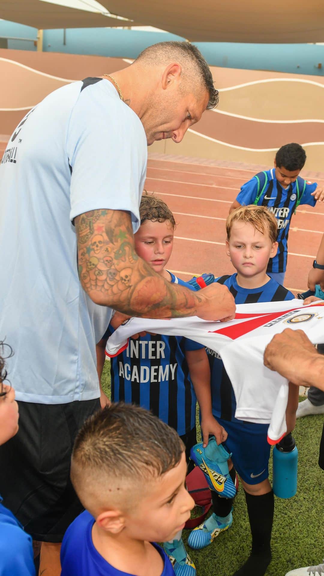 マルコ・マテラッツィのインスタグラム：「Having fun with @interacademy_dubai  Always great to be here.. @inter 🖤💙  🎥: @basso2012   #Mm23 #Inter #Nerazzurri」