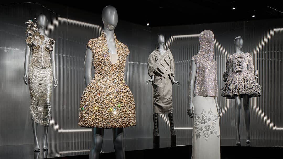 SWAROVSKIさんのインスタグラム写真 - (SWAROVSKIInstagram)「Twenty-six outstanding outfits from global talents, spanning some 99 years of magical creativity, are grouped into 13 visual dialogues. Each represents a vision of the future conversing with history, united by their innovative approach to Swarovski Crystal. Embracing new methodologies and cherishing tradition in a unique symbiosis, Swarovski’s continuing creative exchange with international fashion houses represents a fusion of heritage and invention.   #Swarovski  #SwarovskiCrystals #MastersofLight」9月21日 23時03分 - swarovski