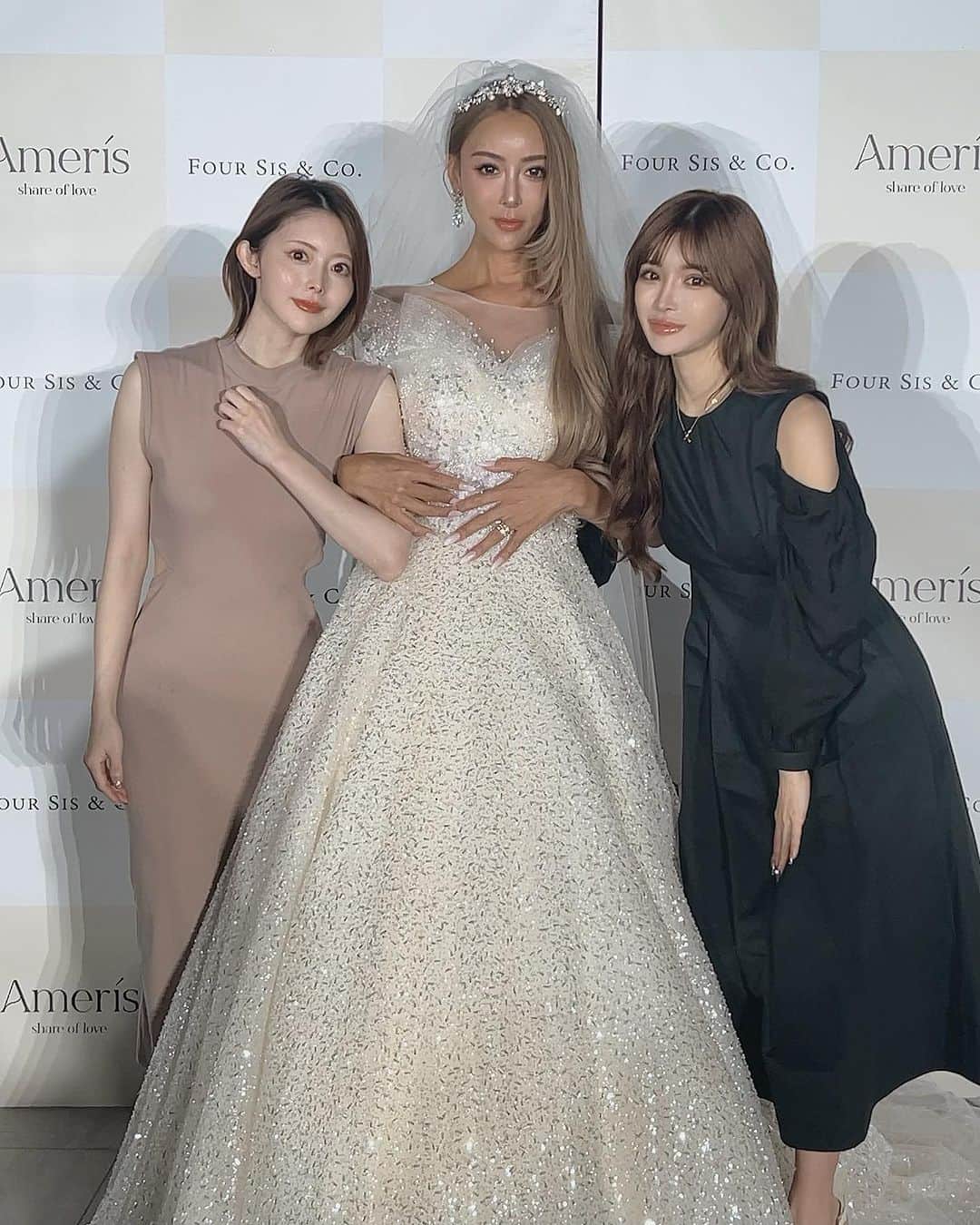 松田唯花のインスタグラム：「サナさん、ウエディングブランド『Ameris(アメリス)』ローンチおめでとうございます👸💖✨  「一番大事にしていることはLOVEです」とお話されていたとおり、サナさんは会うたびに愛をもって接してくださっていつも本当に優しい🥺✨  そんなサナさんがプロデュースされたウエディングドレスは綺麗なのはもちろんなんだけど、性別や年齢、体型にとらわれずに着ることができるデザインというのがすごく素敵で、全ての人が人生に一度しかない幸せな結婚式を挙げられると思いました☺️  私のフォロワー様は、プレ花嫁様や婚活している人がとても多いので、結婚式を挙げられる際は是非『Ameris』のドレスも見てほしいです👸✨(期間限定で無料相談やっているそうです)  眩しいくらいキラッキラのウエディングドレスは、私もいつか結婚するときがきたら絶対に着たい‼️と思いました😚(今のところ結婚の予定はございません。笑)  ゆんころさんとサナさんを囲ませていただき本当に光栄でした🥹🙏💕✨ この日私が着ているワンピースは、ゆんころさんデザインのものです🫶  ...結婚の予定ないけど、ウエディングドレスだけでも先に着ていいでしょうか🤣笑  それくらい素敵すぎたっ🥹🩷  @_genking_  @yunkoro519  @ameris_wedding  #ameris #wedding #weddingdress #weddingday #ウエディングドレス #ウエディング #アメリス」