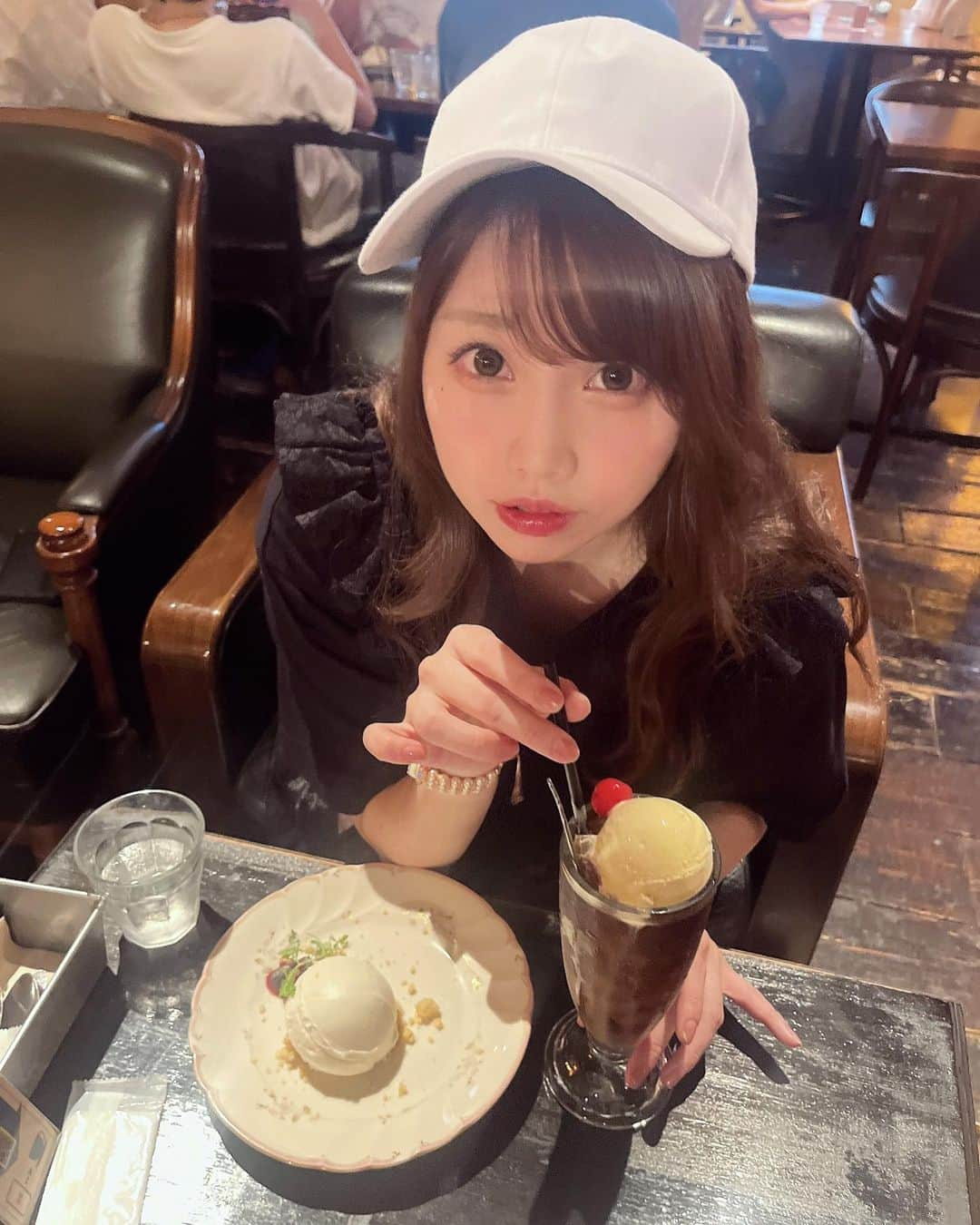 塚本舞のインスタグラム：「茉里ちゃんとスタジオ入った帰りに🍨❤️  白とピンクでマリーちゃんみたいな配色のキャップ🎀🐈 顔が暗くならないようにめっちゃ浅く被ってるから 頭ながーくなってるの、ちょっとおもろい🐣  30日のバースデーイベントに向けて、 久しぶりに二人で歌やダンスを合わせてみたよ！  ちょっとこれは来なかったら後悔することになるかも…❤️‍🔥 ぜひぜひ会場で目撃してくださーい👀💕  9/30(土) LOFT9 Shibuya🎂 「まいぷにすとの集い vol.13〜#ぷに誕33th〜」  イベント詳細👉 https://www.loft-prj.co.jp/schedule/loft9/259009  《入場》 OPEN 12:00 / START 13:00 前売￥3,000 / 当日￥3,500（＋要1オーダー以上） 🎫https://t.livepocket.jp/e/iegw9  《配信》 配信時間 13:00〜 視聴チケット ￥2,000 🎟https://www.loft-prj.co.jp/schedule/loft9/259009  肩のフリルが可愛いTシャツは @oyasumi___m 👼🖤」