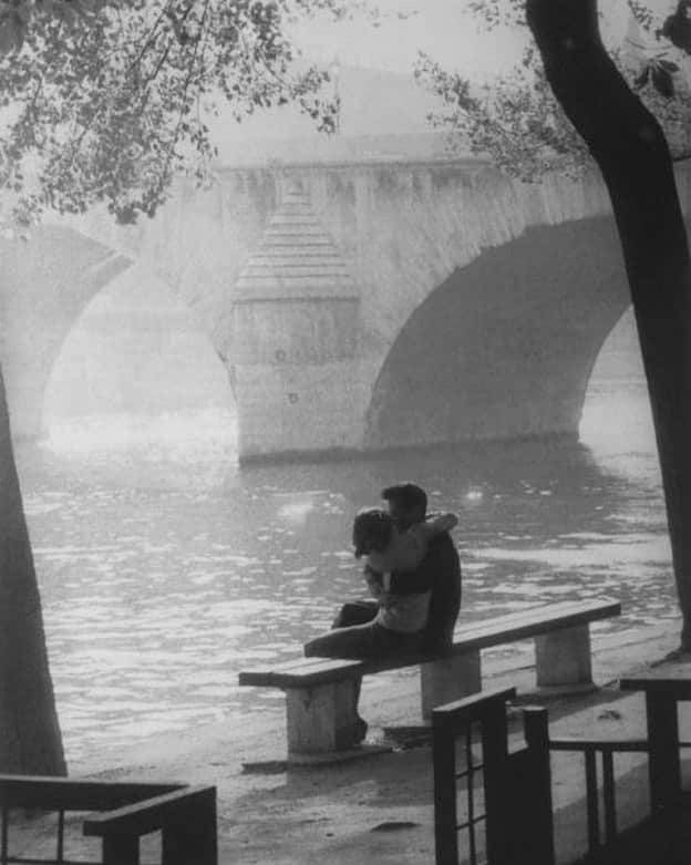 Meganさんのインスタグラム写真 - (MeganInstagram)「Willy Ronis, Pont Royal Paris, 1957 🥐 . . . . #willyronis #blackandwhite #paris」9月21日 22時58分 - zanzan_domus