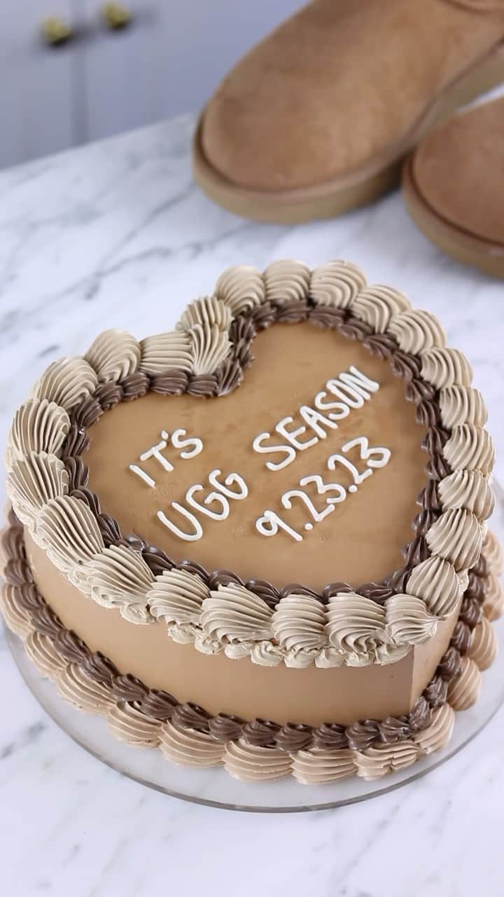 アグのインスタグラム：「#UggSeason is coming  9.23.23  🎥: @sheri_wilson_  #UGG」