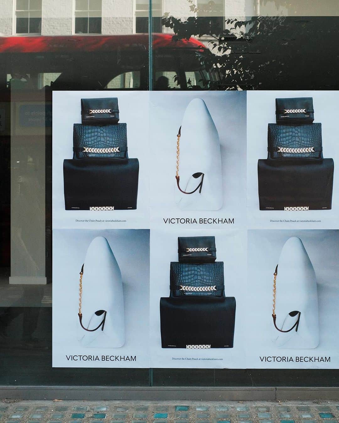 ヴィクトリアベッカムさんのインスタグラム写真 - (ヴィクトリアベッカムInstagram)「📍 #VBCHAIN IN LONDON  Discover the global Chain Pouch takeover at VictoriaBeckham.com and at 36 Dover Street.」9月21日 23時01分 - victoriabeckham