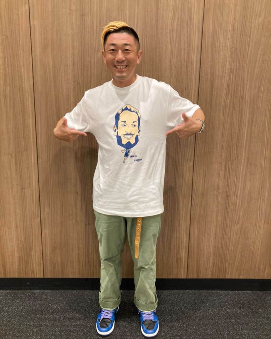 小林拓一郎のインスタグラム：「プロデュースさせていただいた「ジェイク・レイマン」Tシャツも、いよいよ販売開始となります。  ジェイクはポートランド・トレイル・ブレイザーズ在籍時から大ファンなんです！  まさかこんなご縁いただけるなんて。。  アウェー開幕戦、『つかう.meet.フェス』から店頭販売開始です！  シーホース三河公式オンラインショップでも取り扱いがあるそうです。  今回のデザインは、グレパーとサンプラスカフェにあるシーホース三河のライアンHCや選手達のイラストを描いている 『NumeroUnoArt®︎ 』のHIROSHI さんです。  グレパーのフェンスパートナーでもあり、シーホース三河のアシストカンパニーでもあります。  素敵なイラスト、ありがとうございます！  明日からの天皇杯も、ジェイクTシャツ着て、青援送ります！！  では明日から行ってまいります！！  #シーホース三河 #ガチ #ripcity」