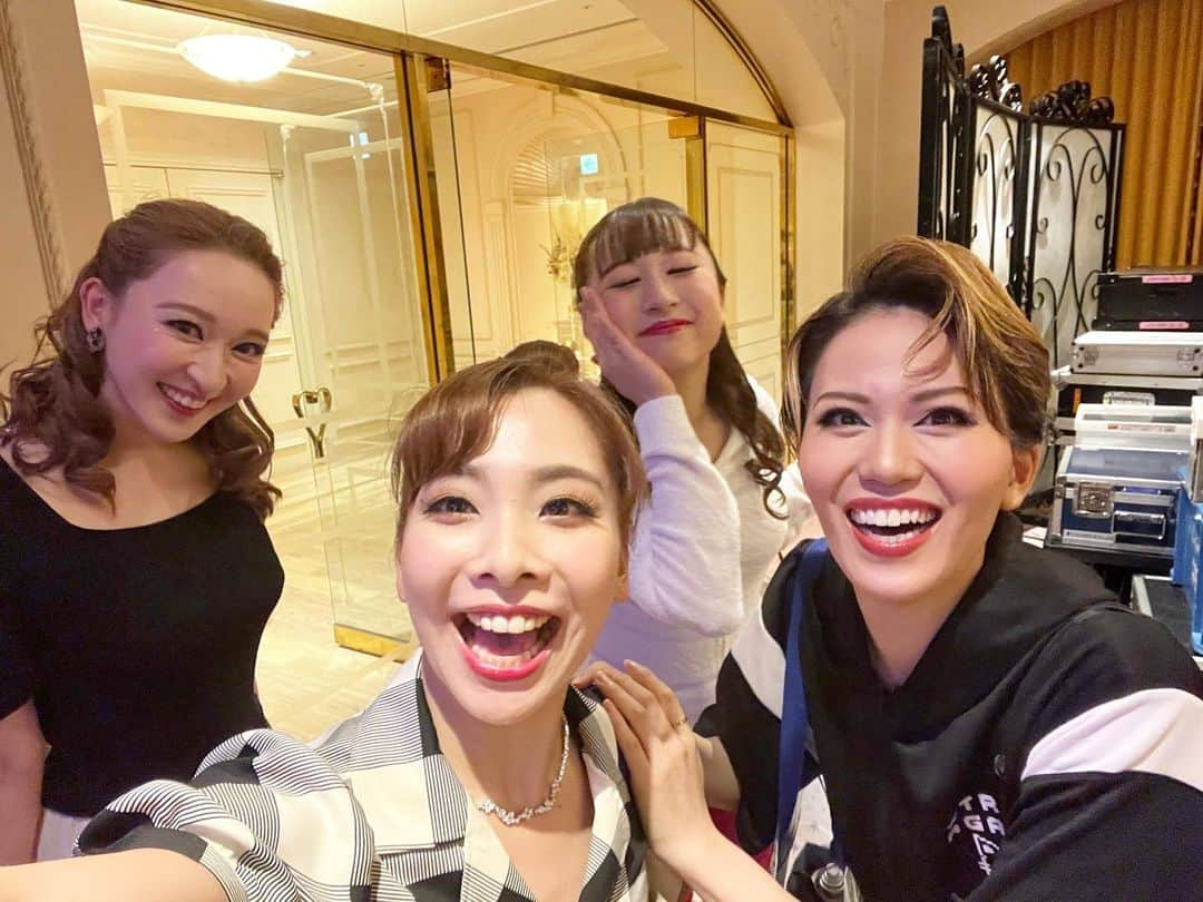 茉玲さや那のインスタグラム：「⁡ ⁡ 開演前のわちゃわちゃ写真☺️✨ いつも誰かしらがしゃべってる。 はしゃぎすぎて2枚目はブレッブレだけど、 でもかしこまってない方が私たちらしくて好きだな♡  大好きすぎる最高な仲間たちっ！！！ みんなといっしょに過ごしてる時間が とっても愛おしくて幸せです☺️💗💗 まいか、みほ、でぃでぃありがとう。  宝塚ホテルもこの最高な3人とお待ちしております♡  #ディナーショー #thankful  #飛龍つかさ  #有沙瞳 #若草萌香  #茉玲さや那」