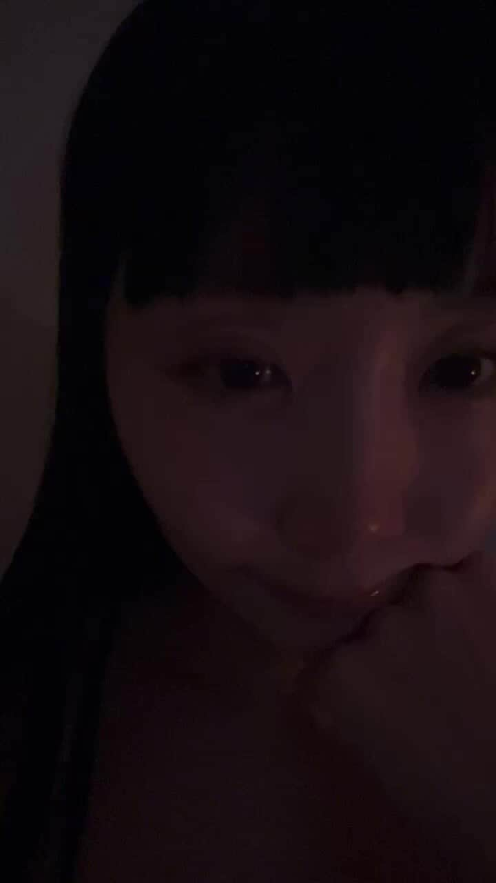 まりゑのインスタグラム：「闇夜に蠢くまりゑのインスタLIVE🌚  #まりゑ #まりゑ配信 #チョコレートドーナツ #舞台 #サウナ #サウナ好き #闇 #夜 #暗い部屋 #インスタライブ #インスタ映え #暗いものが全てを隠してくれる #闇が広がる #特報王国 #色んなキャラ #憑依 #ホクロ #喋るホクロ」