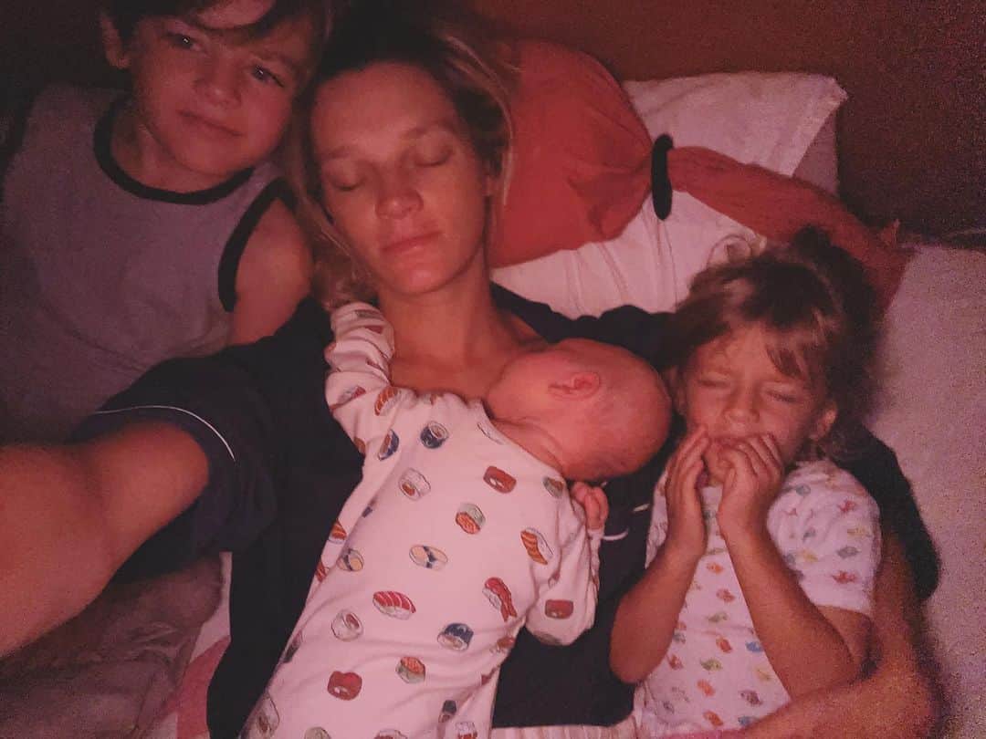 レイア・ゴールドクールのインスタグラム：「Mornings look like」