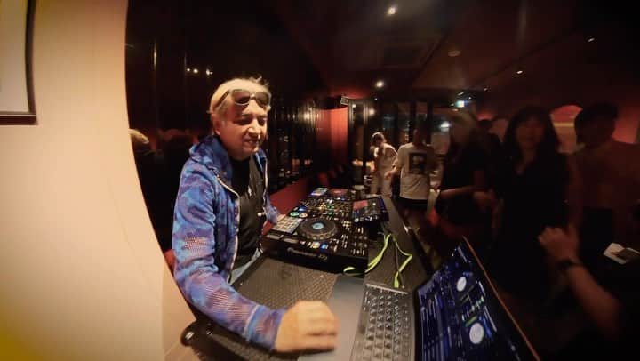 DJ TAROのインスタグラム：「僕が毎週金曜にPLAYしているLounge Bar 恵比寿のCrimsonで撮影したFlamingo Cartel & DJ TAROのNewシングル『Everybody On The Floor』のMusic Videoが完成しました！撮影に参加してくれた皆さんありがとうございました‼️  Music video of “Everybody On The Floor”  is ready !! #funkmusic #boogie #nudisco」