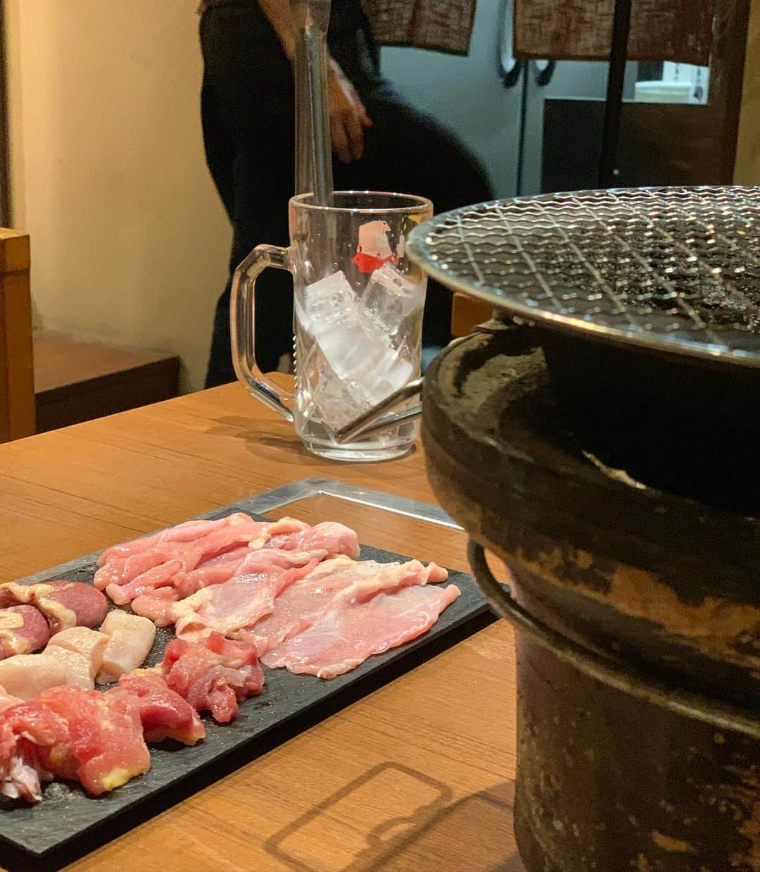石津香織さんのインスタグラム写真 - (石津香織Instagram)「. 身体のメンテナンス していますか⁇  いつも お世話になってる  ゴッドハンドの 整体師 ゼロ整体の 中納卓也先生と🧑‍🏫 @tnsp8008   かしわ屋将軍堺筋本町店 @sakaisuji.kashiwayashogun へ^ - ^  軍鶏と 地鶏の炭火焼を いただきました。😃  鳥は、 タンパク質が とれて、 太らないし、 私には最高⭕️  頼んだのは 飲むのが 大好きな 中納先生 @tnsp8008 に 合わせて（笑）  軍鶏七輪焼ボリュームコース 飲み放題  その名の通り 七輪焼きの前に  ■前菜 ■鶴橋キムチ ■サラダ ■揚げ物 ■本日の逸品  が出てきて 大満足♥️  鶴橋キムチが 美味しすぎて おかわり🤗  七輪で やくのは！ 楽しい😃 美味しい😋 幸せ😀  軍鶏・地鶏の七輪炭火焼き豪華8種盛り （軍鶏もも、むね、せせり、ハラミ、せぎもなど）  いろいろな 味を 楽しめる💓  新鮮で 生でも 食べれるくらい♥️  しめの 卵かけご飯も ついてるー(*^▽^*)  堺筋本町駅すぐで 便利な場所なのも 嬉しいーーー♪(๑ᴖ◡ᴖ๑)♪  PR @sakaisuji.kashiwayashogun #扇町 #扇町グルメ #扇町居酒屋 #天満グルメ #天満居酒屋 #天満焼き鳥 #天満飲み #天神橋グルメ」9月21日 23時19分 - kaori.ishizu