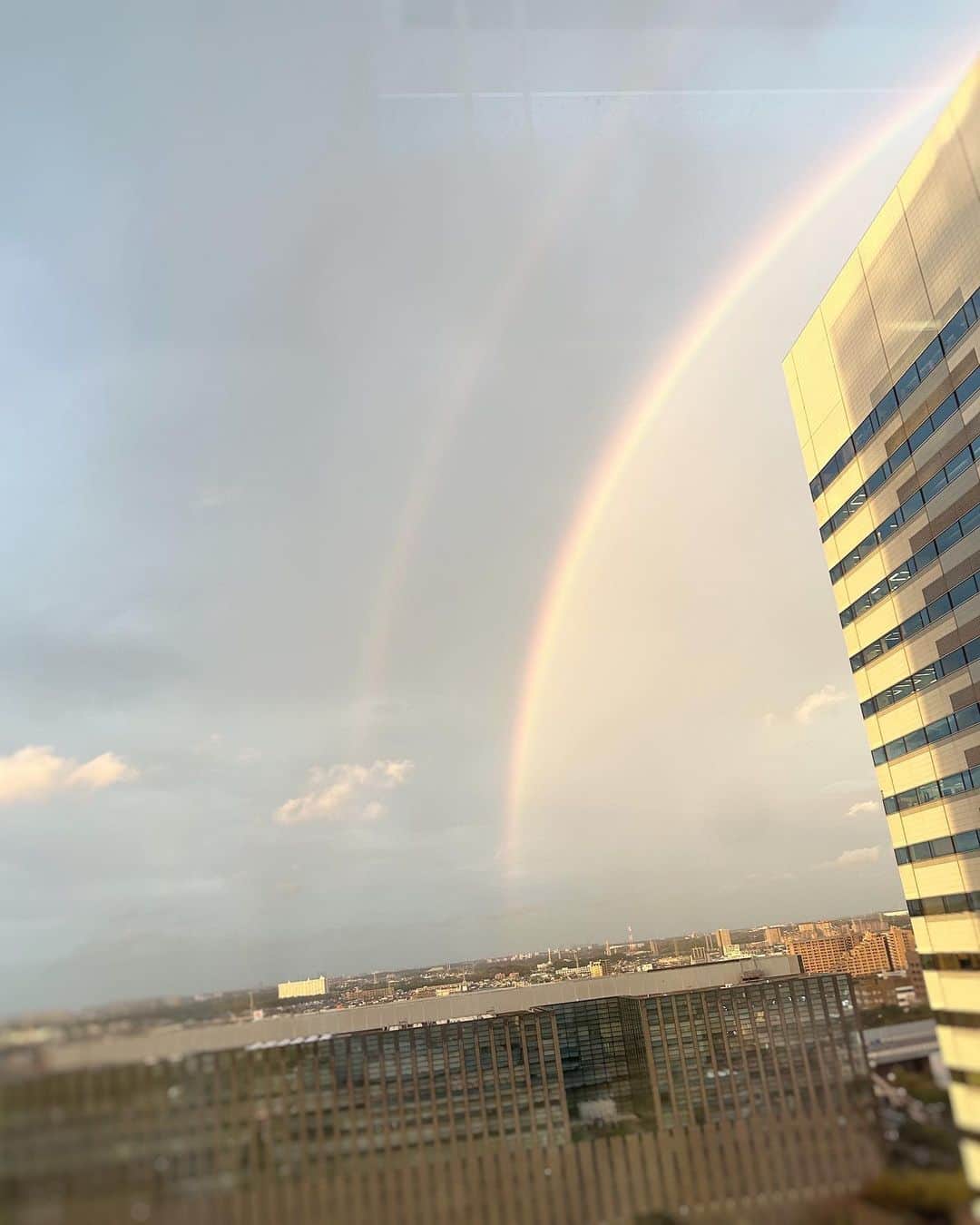 山岸愛梨さんのインスタグラム写真 - (山岸愛梨Instagram)「予報センターあるある👀⛅️  ①虹が見えると「虹が見えていますよ」と 教えてくれる人がいる ②そして窓に人が集まる ③その虹から仕組みや天気を分析する声が あちこちから聞こえる  綺麗な虹に出会えて癒されました🌈 私も撮影に必死です。 みなさんにもおすそわけです。  #ウェザーニュース　#ウェザーニュースlive #ウェザーニュースキャスター #気象キャスター　#気象予報士」9月21日 23時20分 - airi_yamagishi