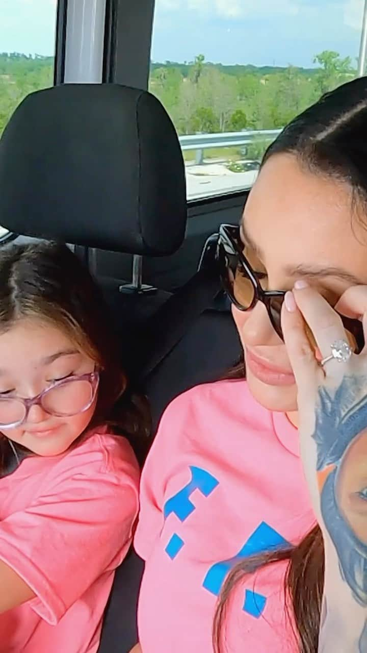 ジェイワウのインスタグラム：「I know my kids will be on their best behavior, but I just hope my roomies are 🙈 We’re headed to Orlando on tonight’s new #JSFamilyVacation, starting at 8/7c on @MTV!」